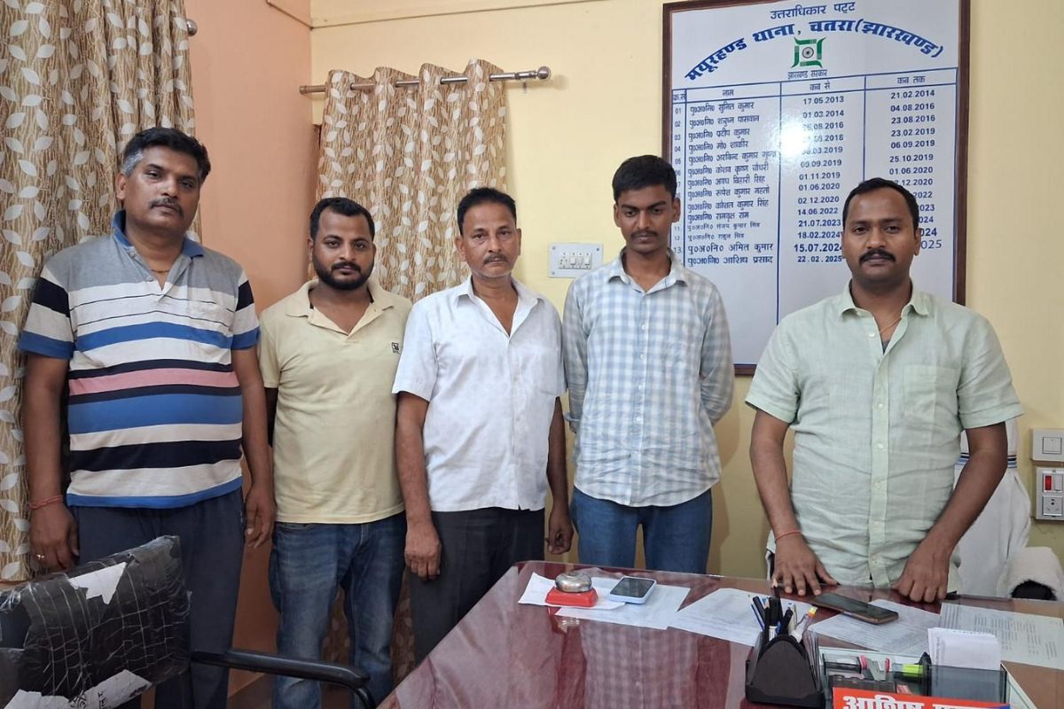 चतरा में इंटर रिजल्ट के डर से लापता युवक, पानी टंकी के छत से सुरक्षित बरामद