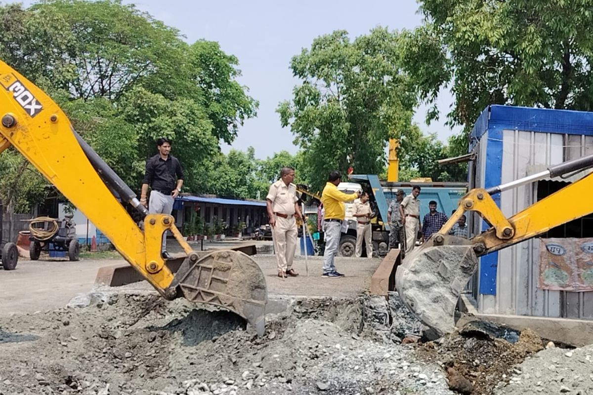 पूर्वी सिंहभूम के पोटका में ठेकेदारों के अवैध निर्माण पर चला प्रशासन का बुलडोजर