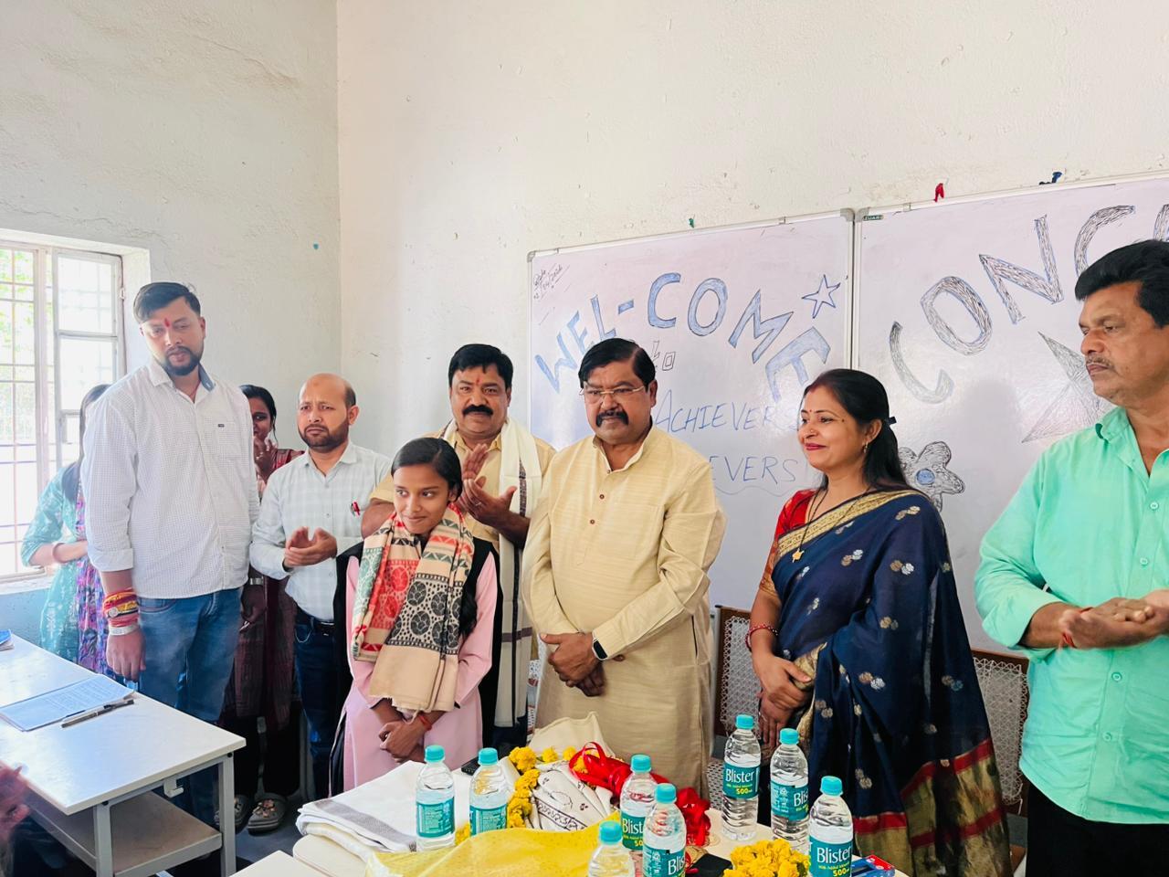 सदलपुर विद्यालय में मेधावी छात्र-छात्राओं को एमएलसी ने किया सम्मानित