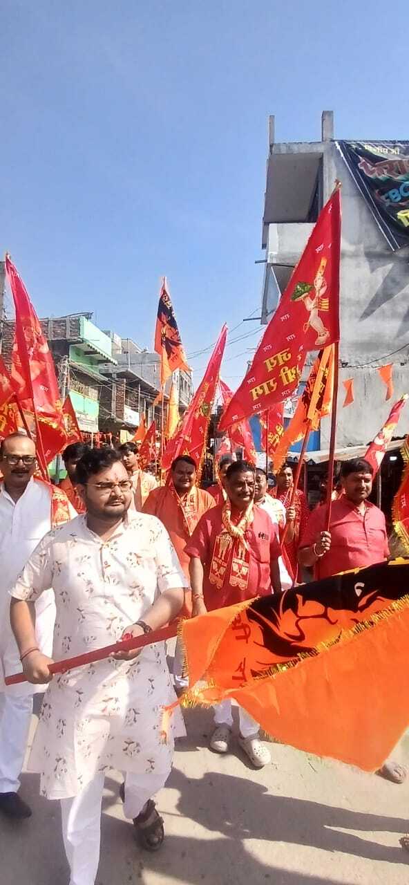 हनुमान जयंती के अवसर पर राधाकृष्ण ठाकुरबाड़ी से निकाली गयी भव्य निशान यात्रा