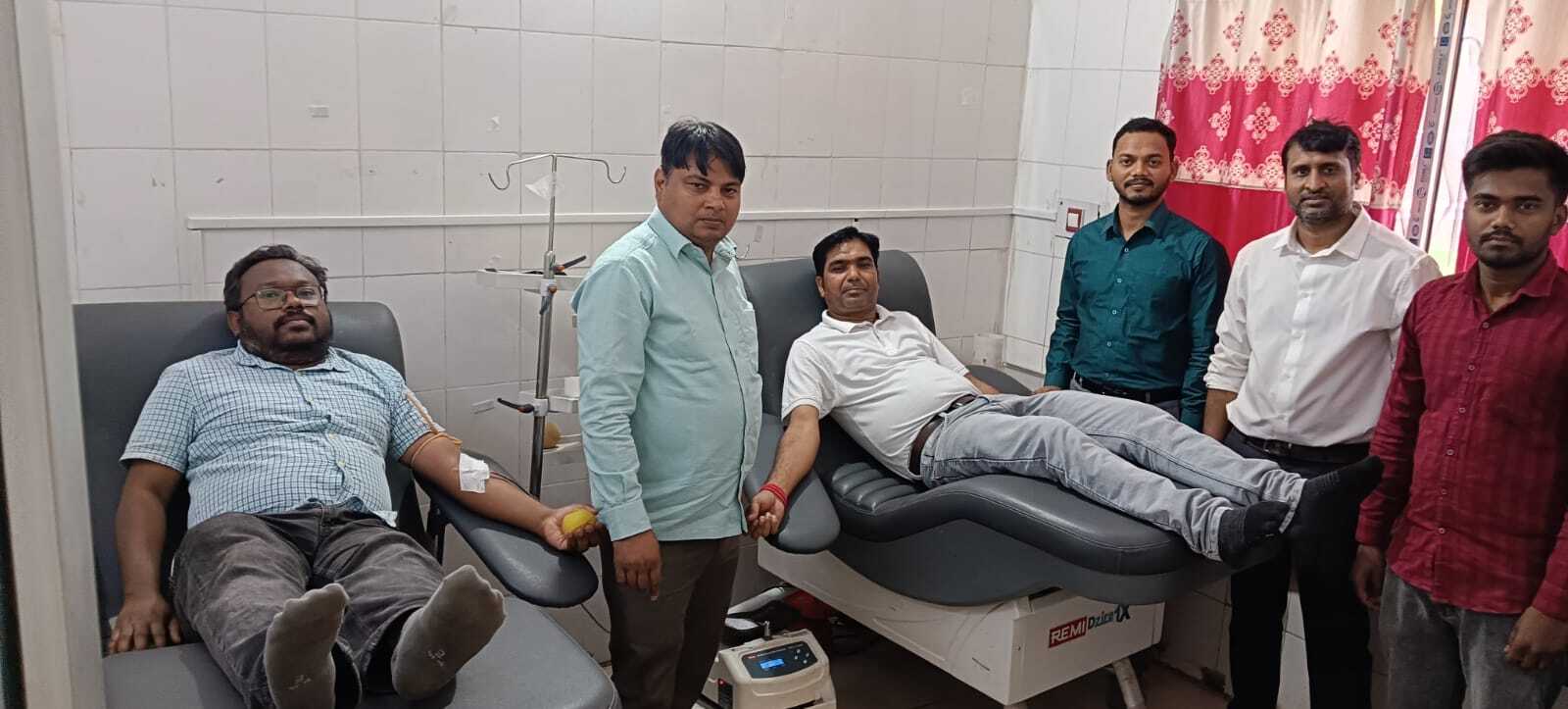 नपं कर्मियों ने जरूरतमंदों के लिए किया रक्तदान