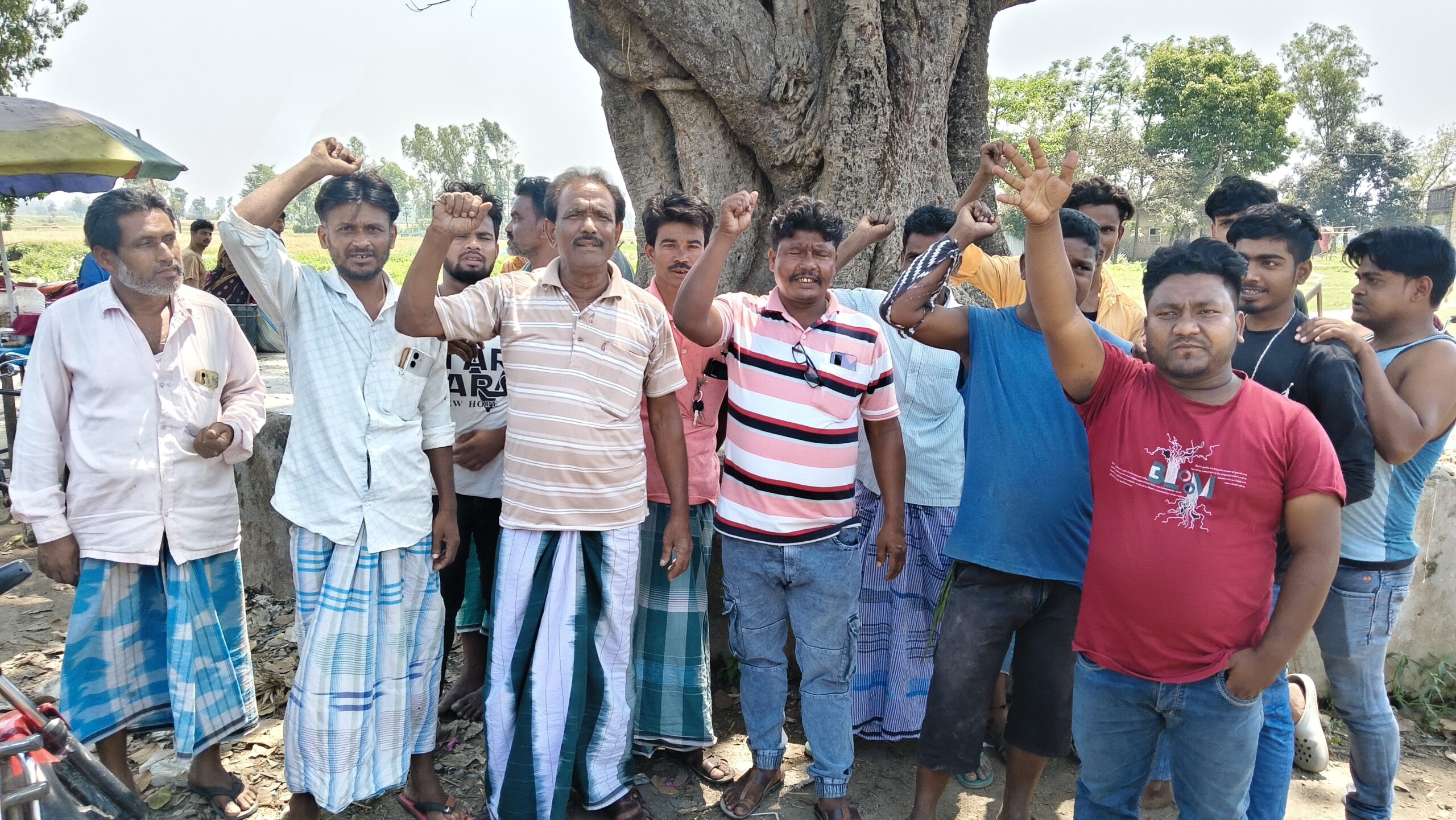 छापेमारी विवाद ने पकड़ा तूल: जिप सदस्य के समर्थन में सड़क पर उतरे ग्रामीण