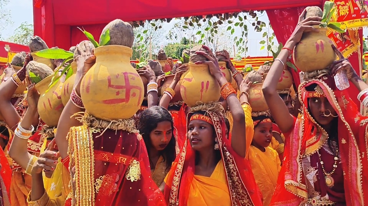 रामचरितमानस नवाह परायण यज्ञ के लिए निकाली कलश यात्रा