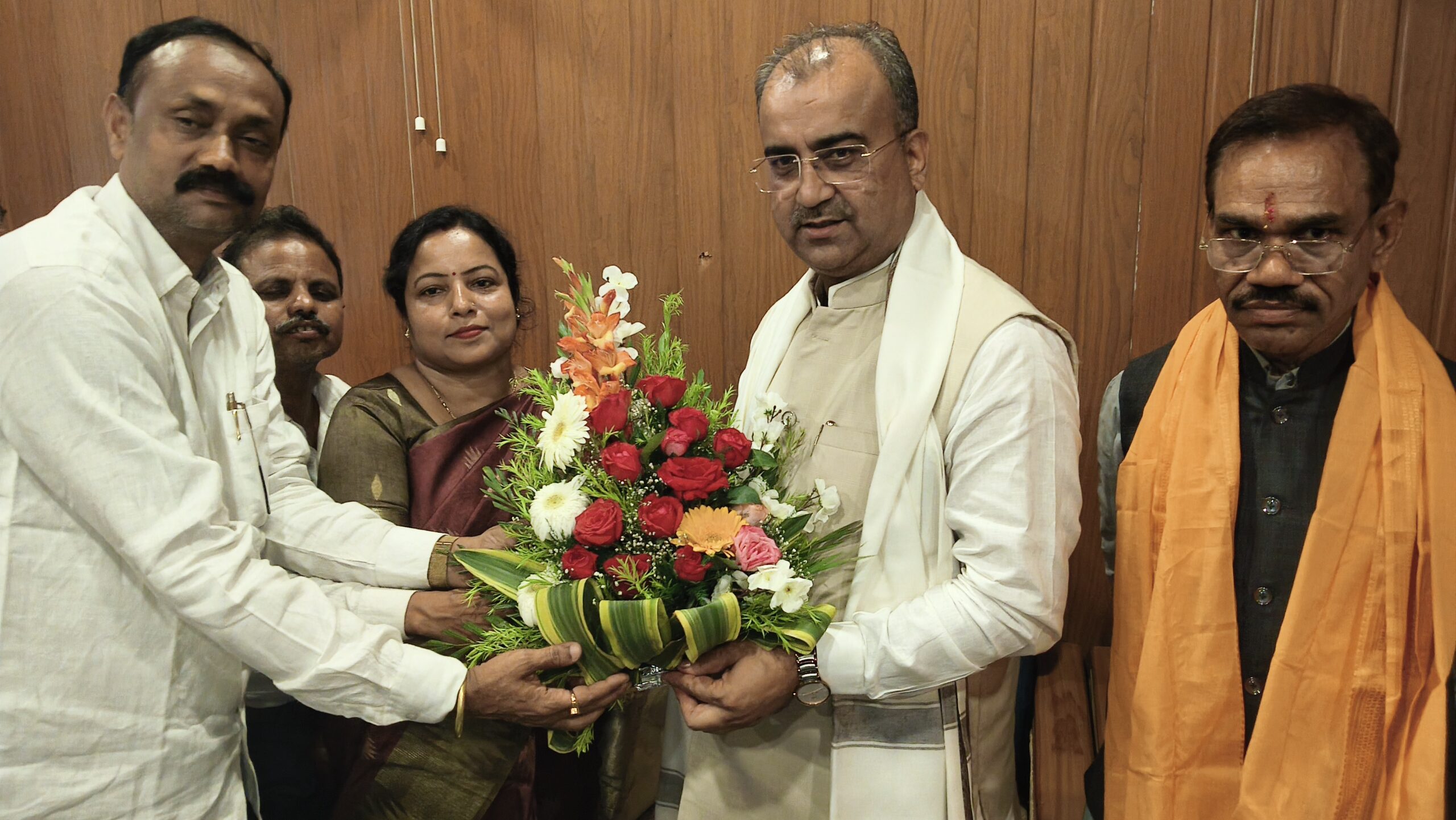 बारसोई जंक्शन पर स्वास्थ्य मंत्री मंगल पांडे का स्वागत, विधायक ने सौंपा मांग पत्र