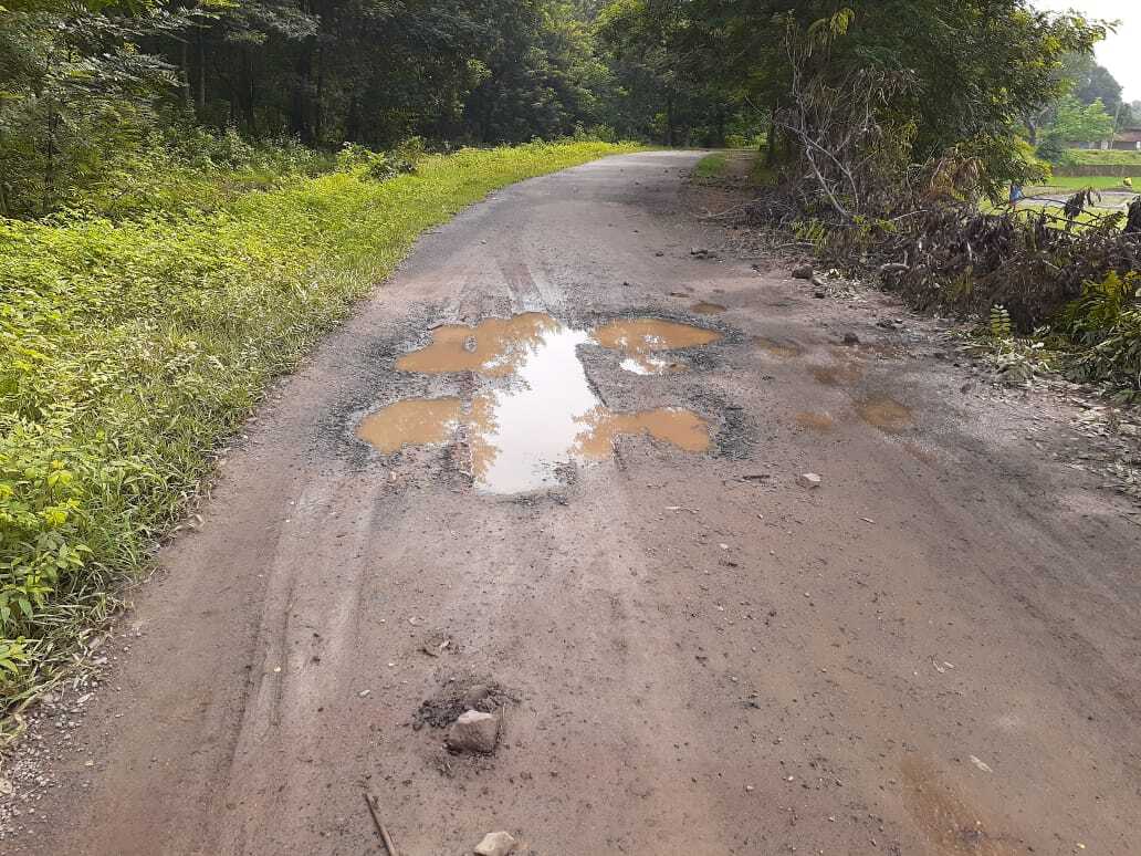 जर्जर है बुंडू की विचाहातु -बुढ़ाडीह सड़क की स्थिति