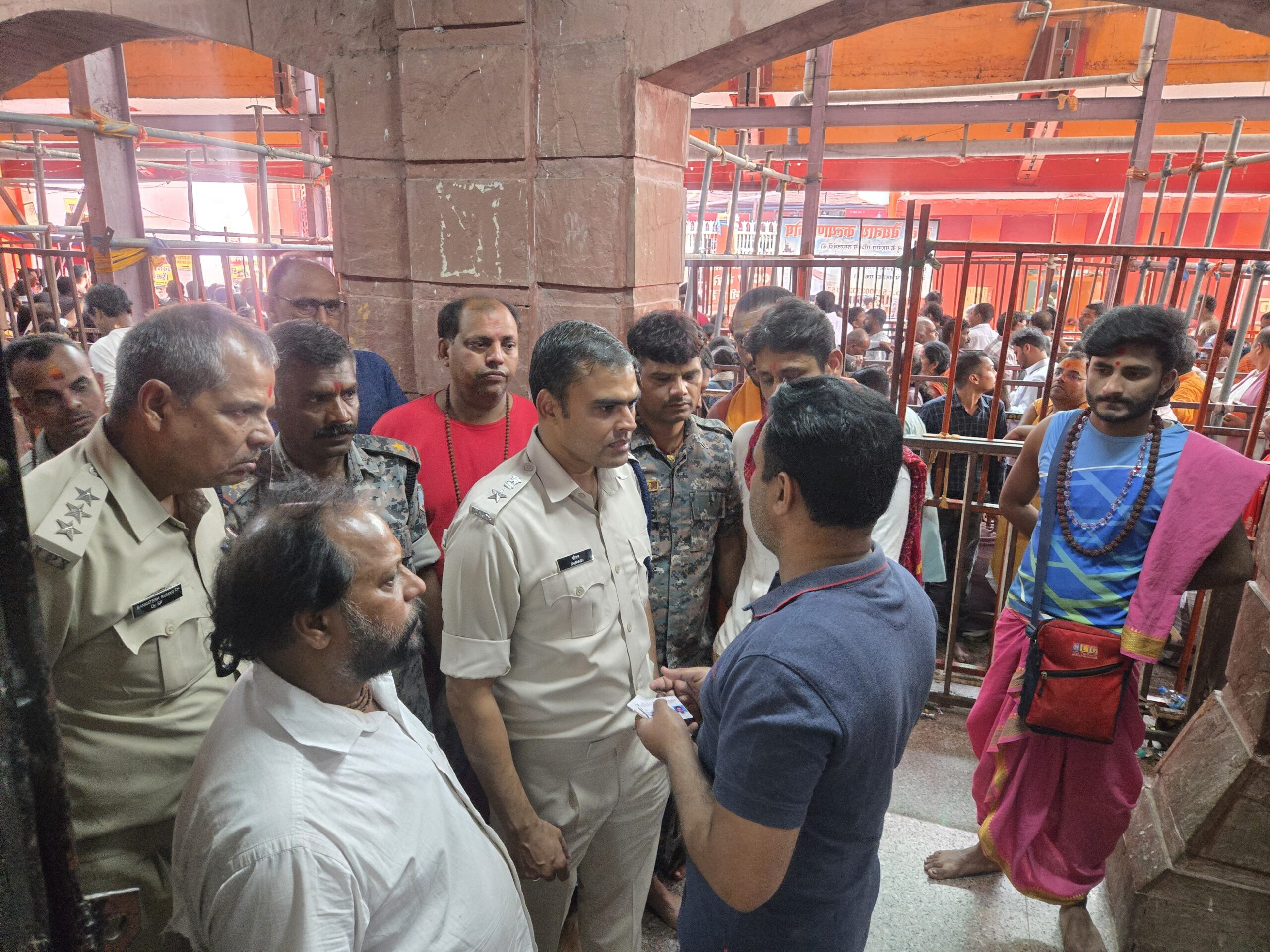 Deoghar news : बाबा मंदिर की सुरक्षा पर एसपी सख्त: क्यू कॉम्प्लेक्स से लेकर ओवरब्रिज तक की व्यवस्था को परखा