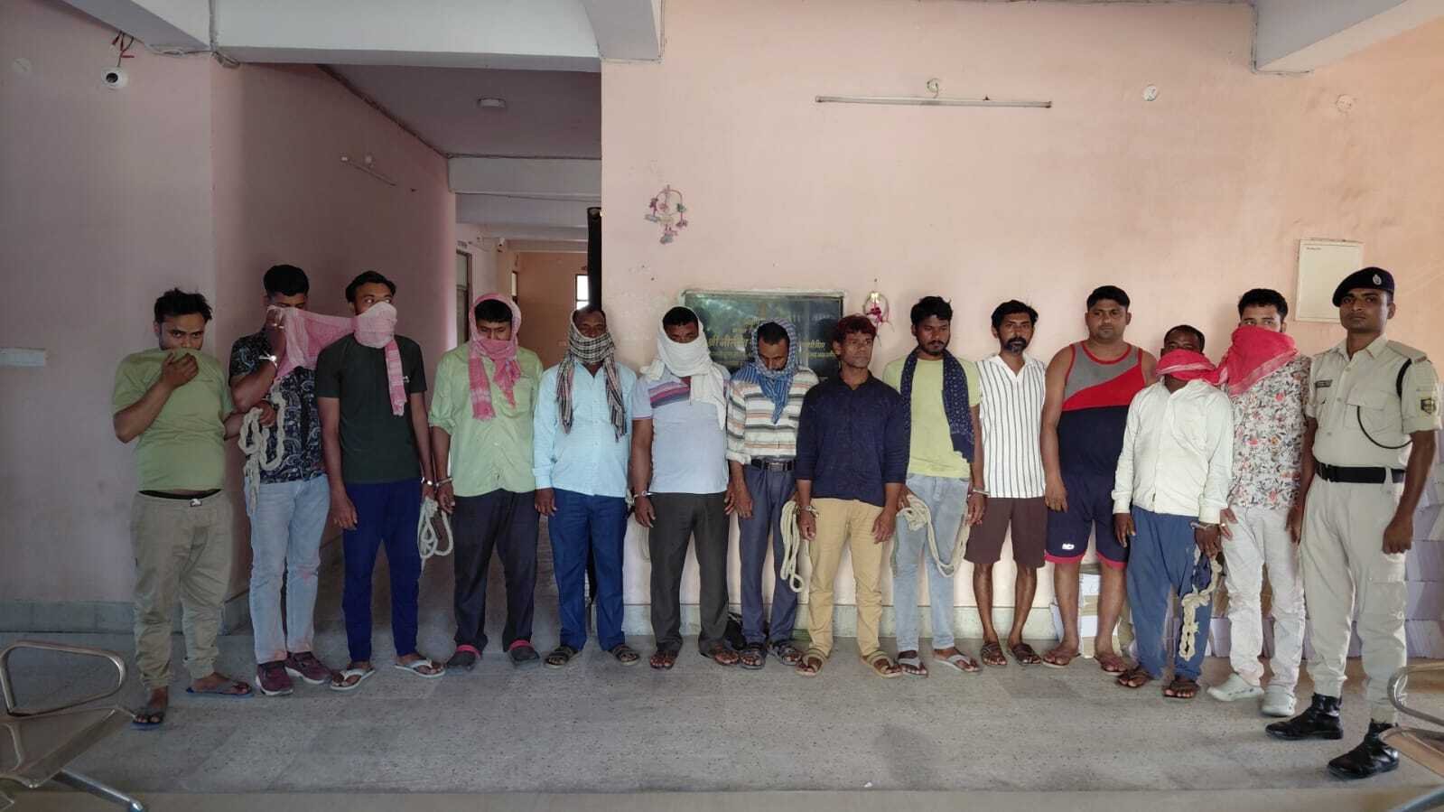 उत्पाद टीम ने दो शराब तस्कर व 11 शराबियों को किया गिरफ्तार