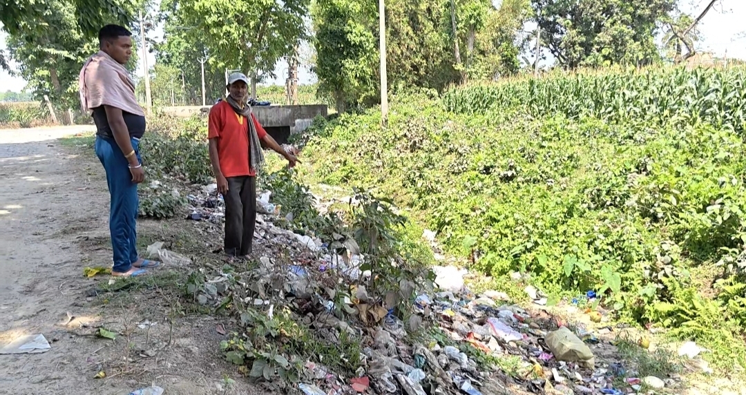 हसनगंज में सिंचाई के लिए महत्वपूर्ण नहर बना कचरा स्थल