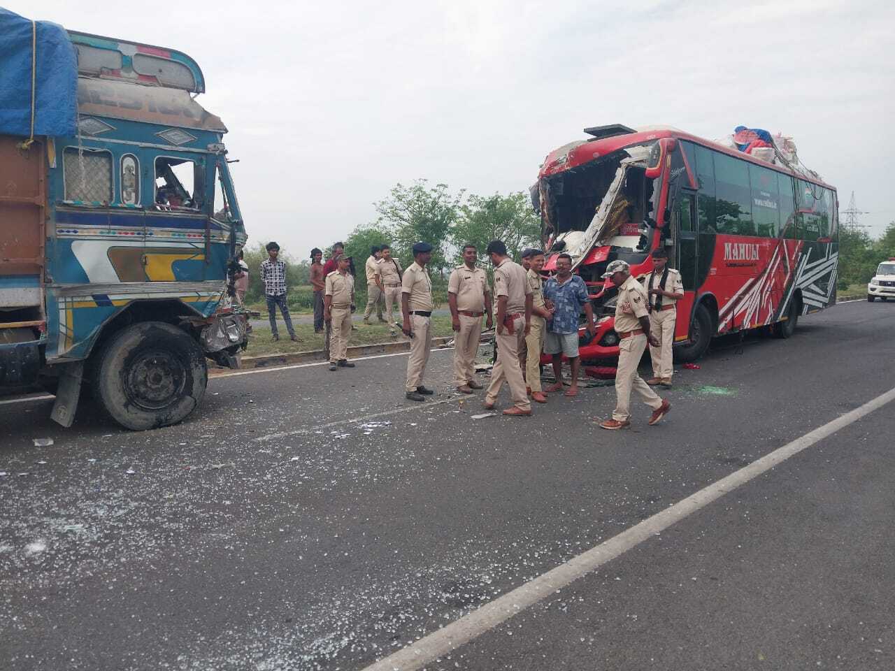 यात्री बस में ट्रक में टक्कर, बस चालक सहित नौ यात्री जख्मी, तीन की हालत नाजुक