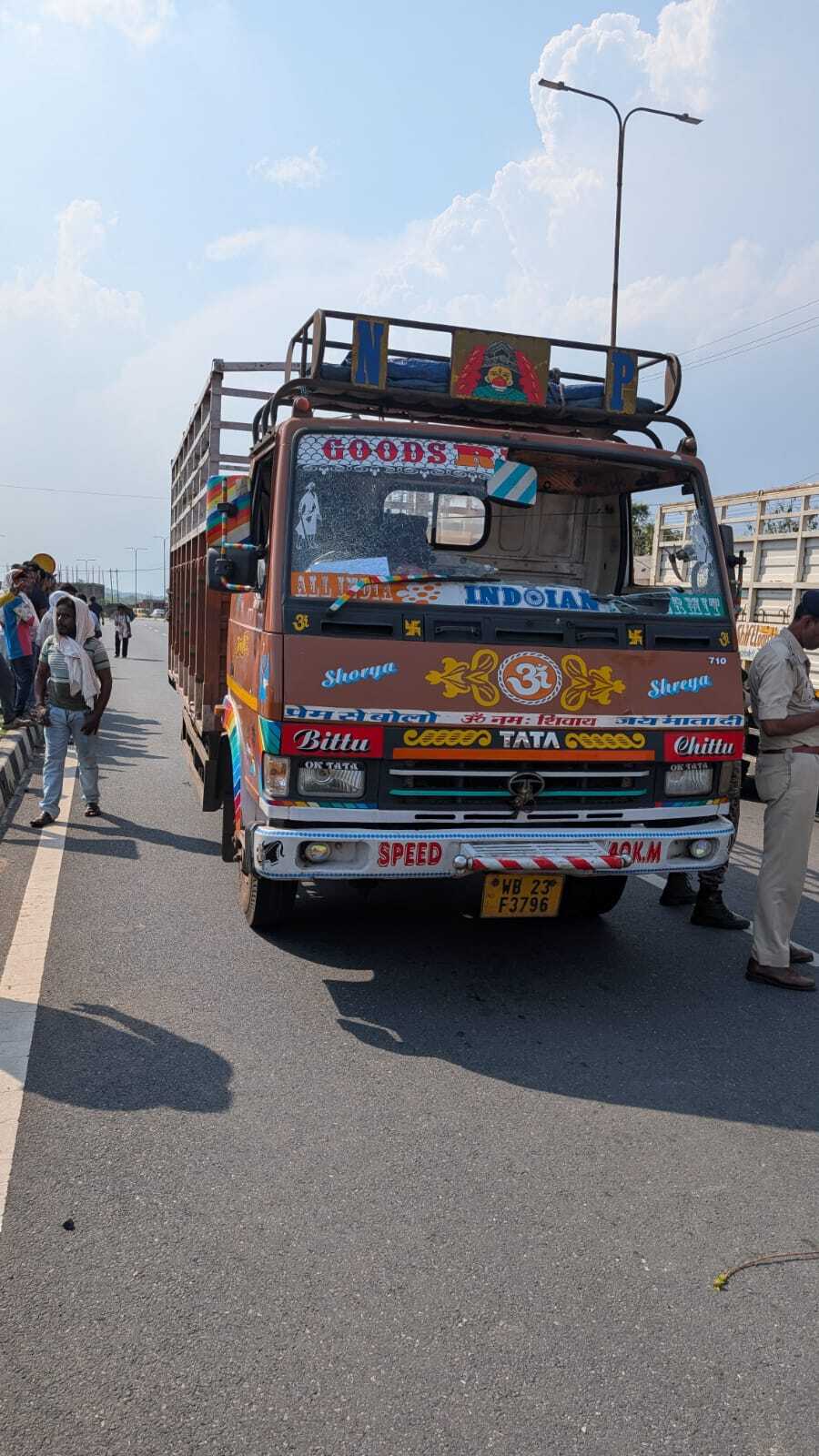 Dhanbad Live : सड़क पार करते समय ट्रक की चपेट में आया युवक, मौके पर मौत