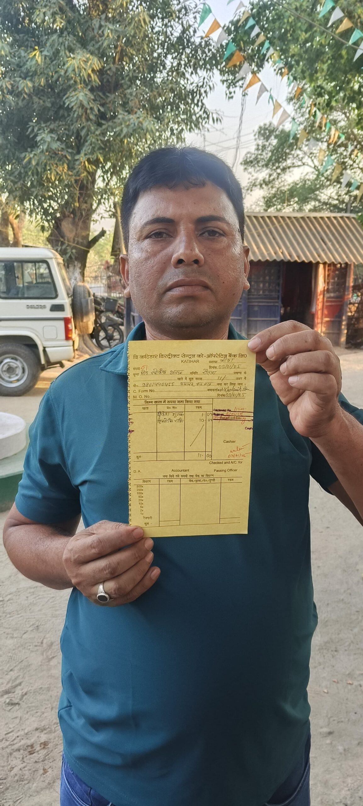 मतदाता सूची में नाम नहीं जोड़ने पर जिलाधिकारी से की शिकायत