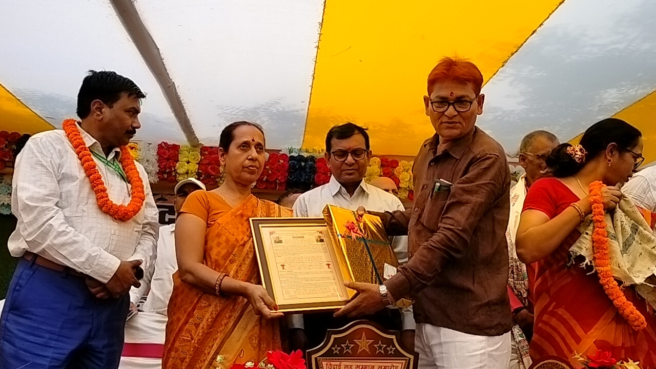 सूर्यगढ़ा में सेवानिवृत्त बीईओ कुमारी परिणीता को भावभीनी विदाई