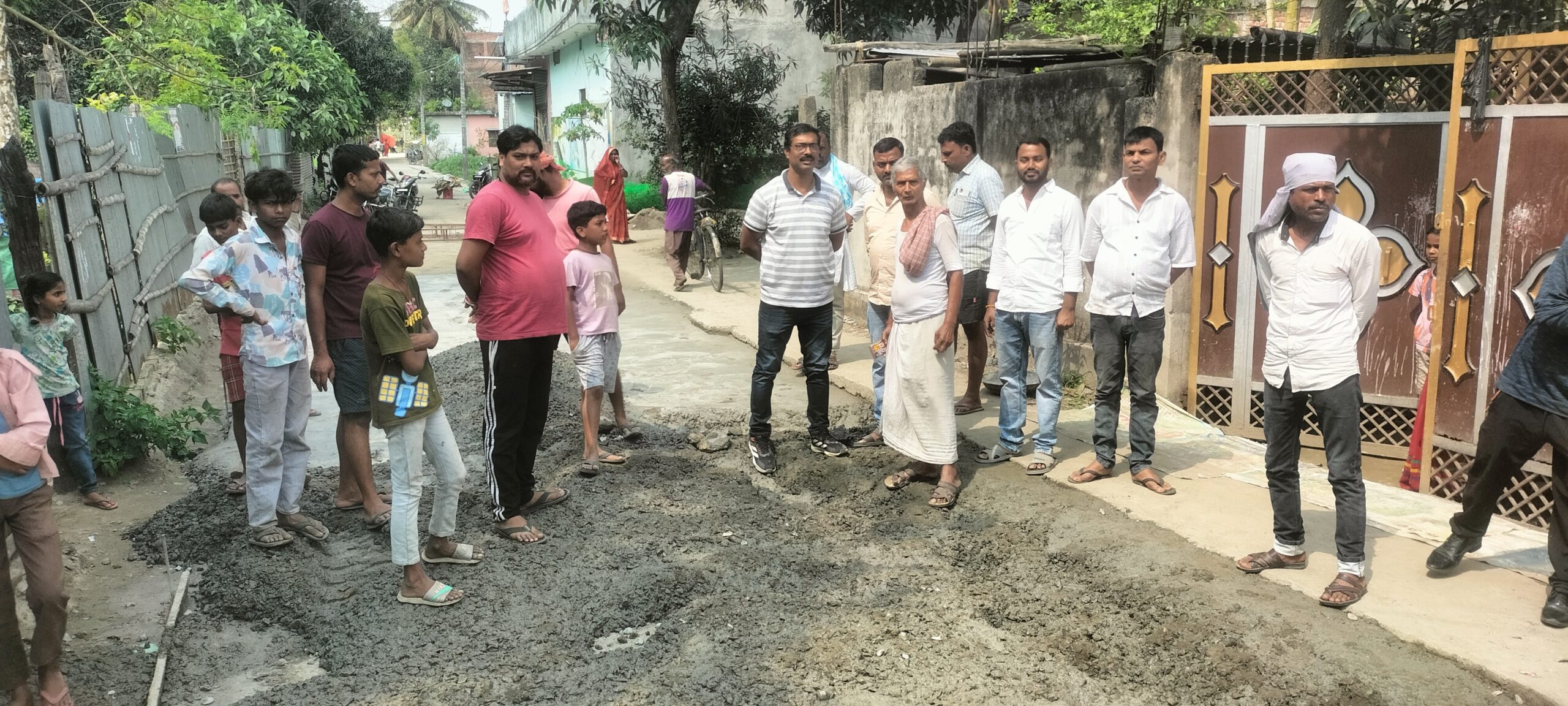 सड़क निर्माण में अनियमितता, ग्रामीणों ने किया प्रदर्शन