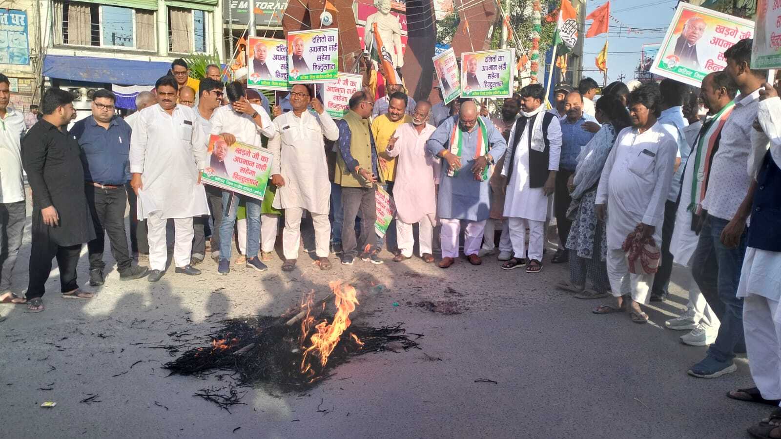 कांग्रेस नेताओं व कार्यकर्ताओं ने असम के मुख्यमंत्री का पुतला फूंका