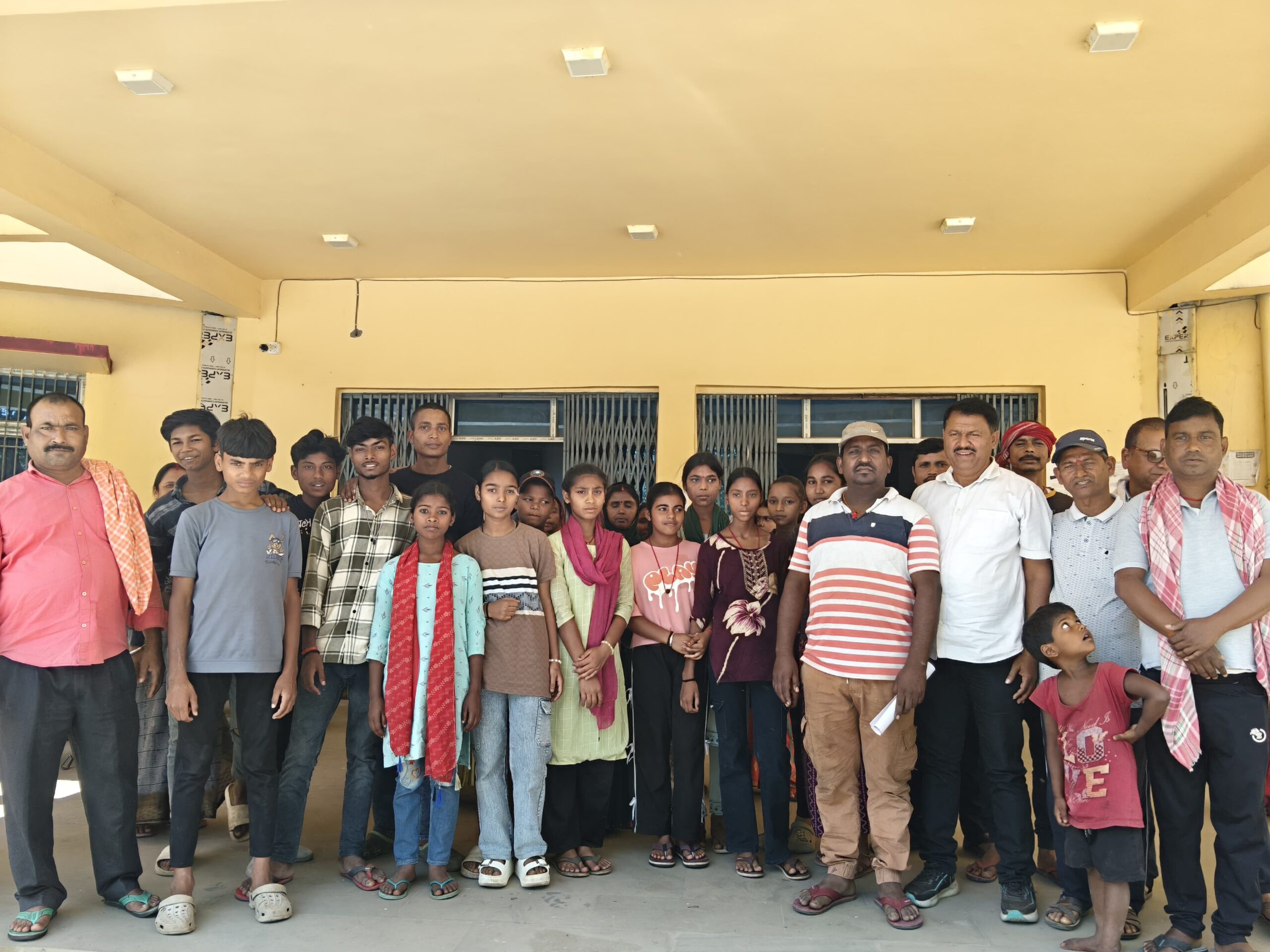 प्लस टू विद्यालय में नामांकन नहीं मिलने से नाराज छात्र-छात्राओं व अभिभावकों ने किया प्रदर्शन
