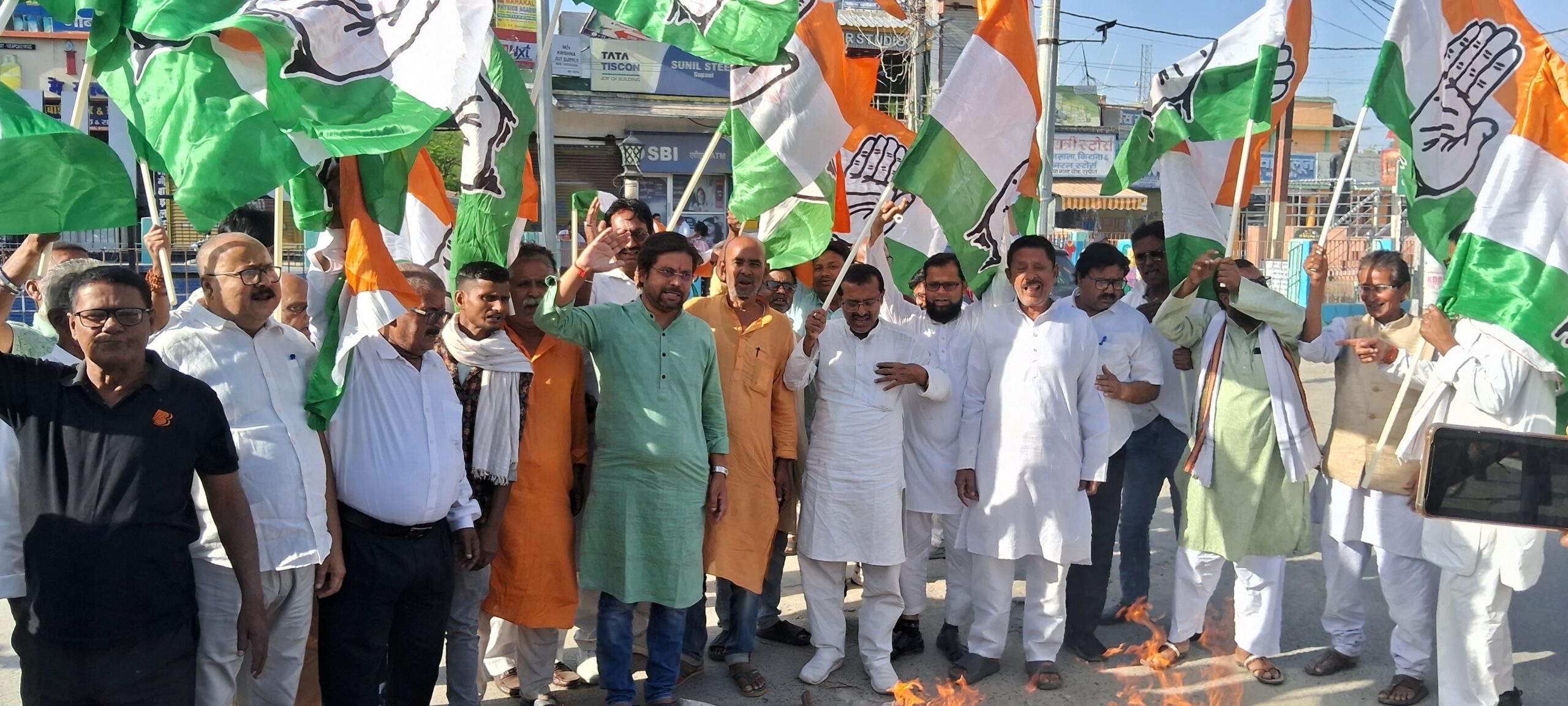 कांग्रेसियों ने असम के मुख्यमंत्री का किया पुतला दहन