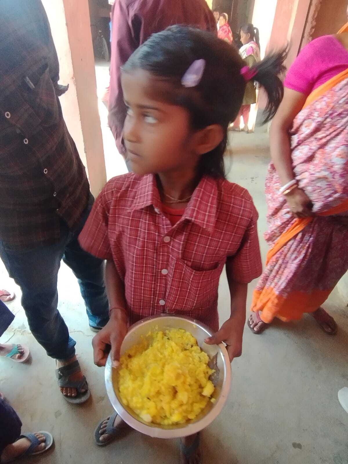 एमडीएम में फिर लापरवाही, नवग्राम स्कूल में भोजन में मिला सिर का बाल, बच्चों में आक्रोश