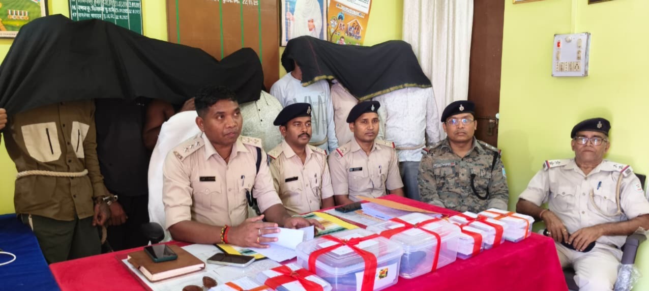 Seraikela Kharsawan News : ””जंगल का आदमी”” बता रंगदारी मांगी, सात गिरफ्तार