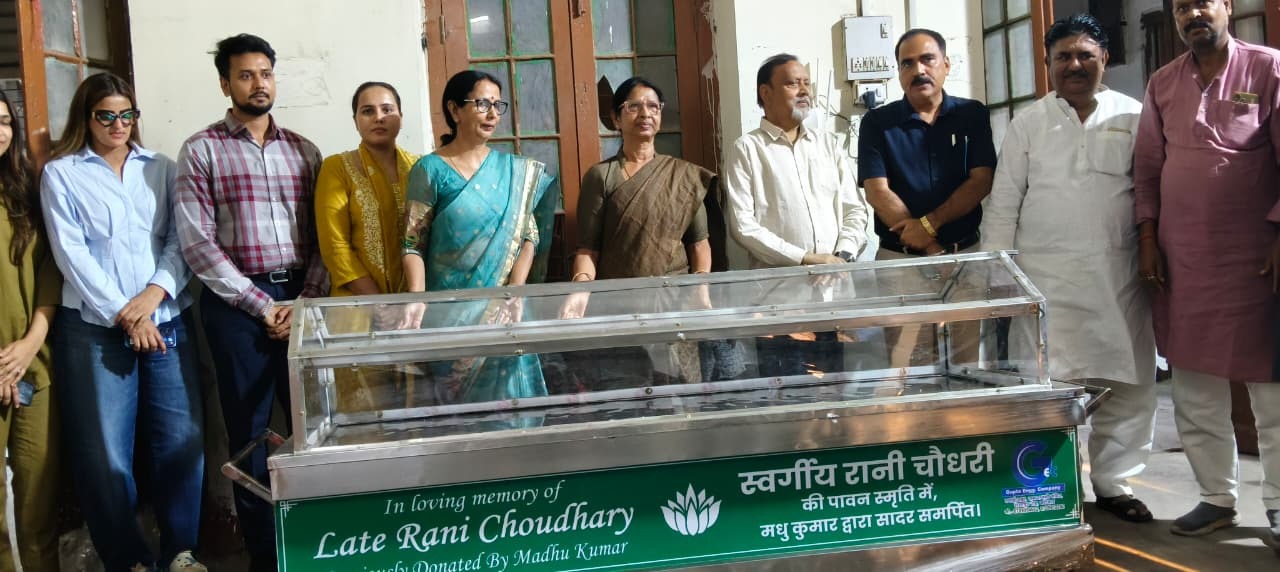 निगम को स्कॉटिश पब्लिक स्कूल के निदेशक ने शव डी फ्रीजर का किया दान