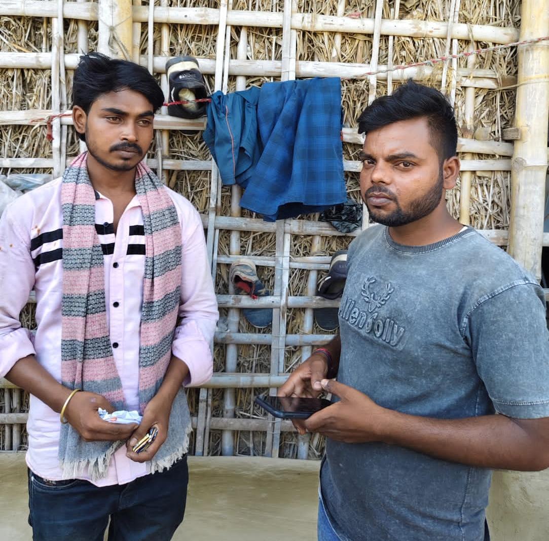 जाली नोट के साथ दो युवकों को ग्रामीणों ने पकड़कर पुलिस को सौंपा