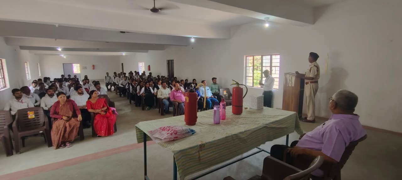 अग्निशमन सेवा सप्ताह: होटल, अस्पताल और कॉलेजों में दी गयी आग से बचाव की जानकारी