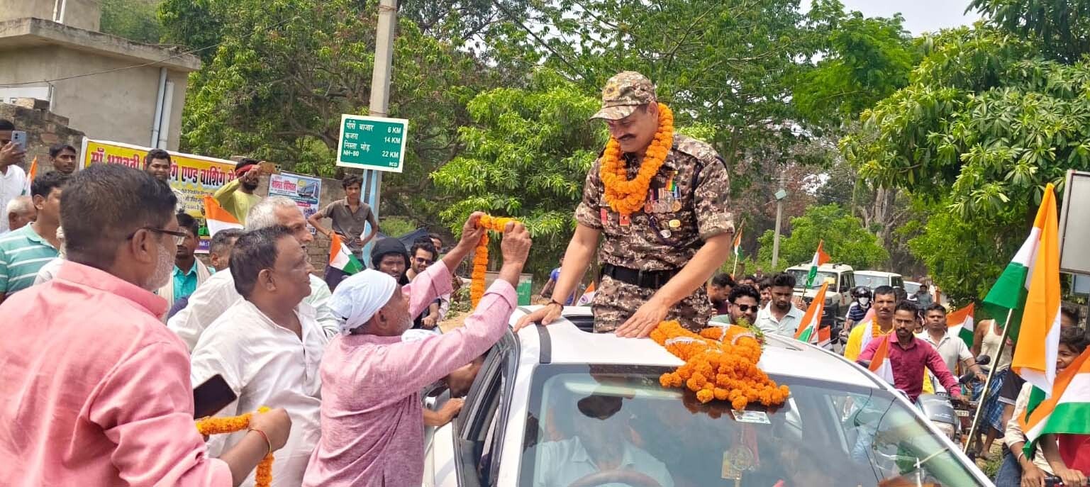 वीरता पुरस्कार से सम्मानित रंजन कुमार के गांव पहुंचने पर हुआ भव्य स्वागत