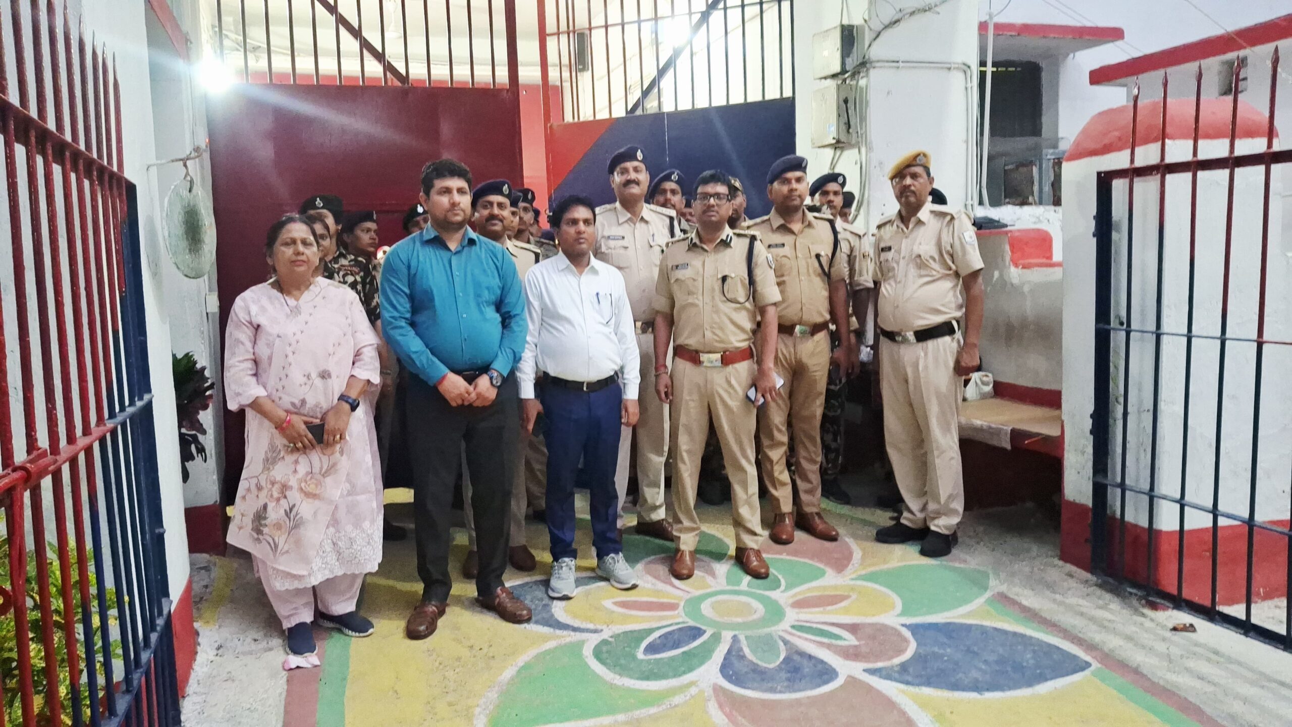 एसपी के नेतृत्व में मंडल कारा में छापेमारी, विधि-व्यवस्था को लेकर दिया निर्देश