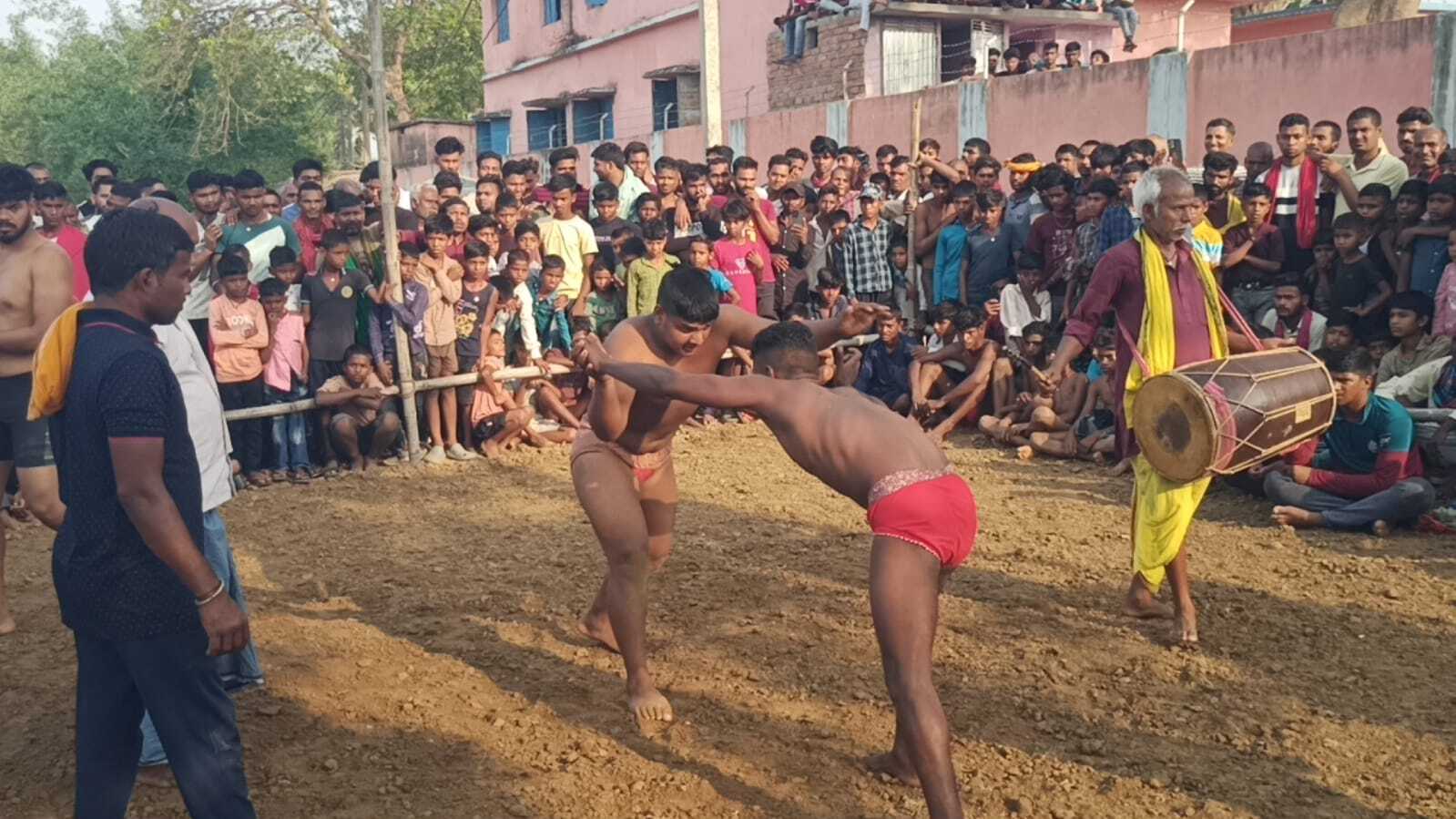 दंगल में पहलवानों ने दिखाया दम, सुल्तानगंज मिरठी के मनीष पहलवान ने मारी बाजी