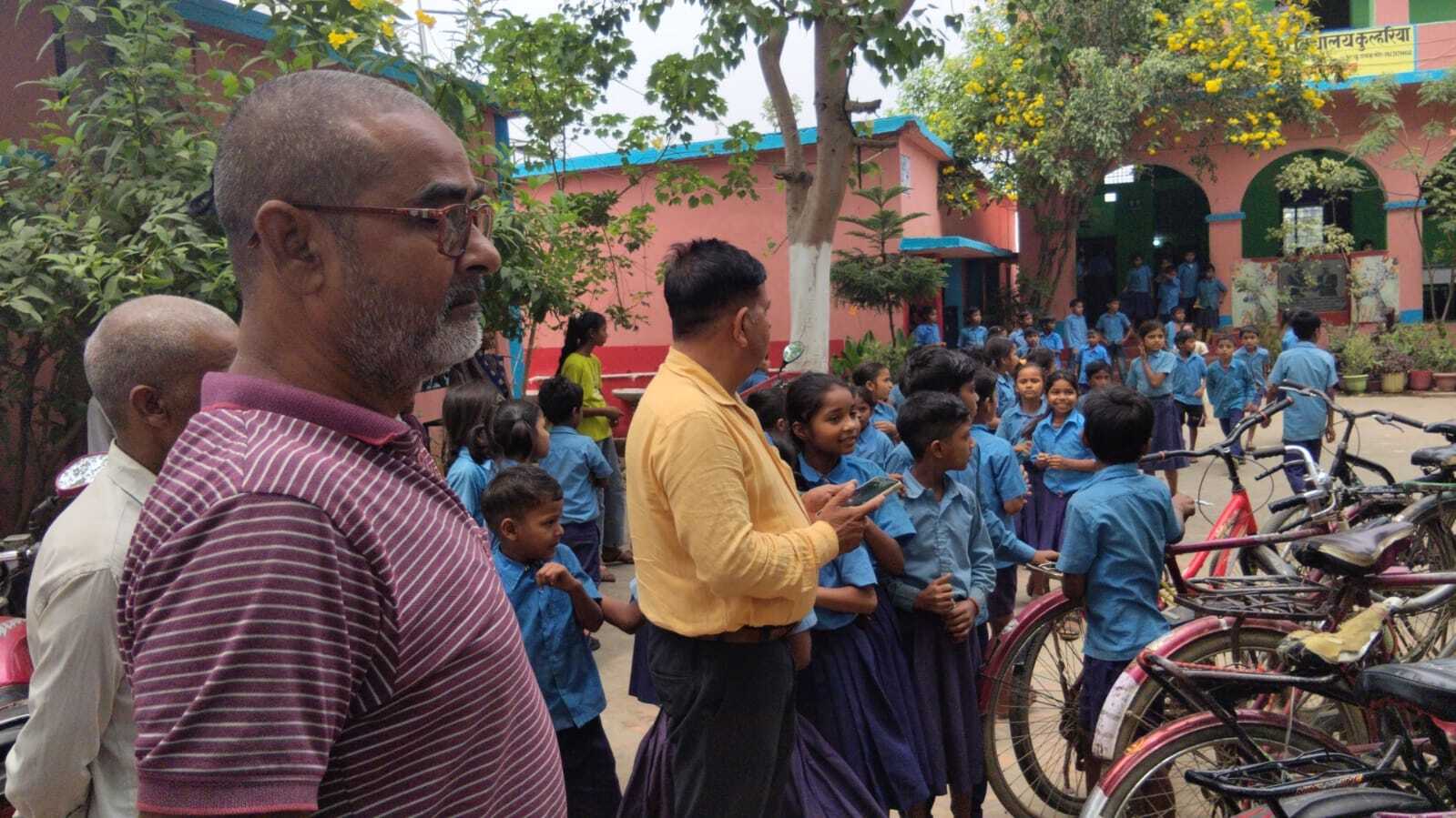 मध्याह्न भोजन में अनियमितता को लेकर ग्रामीणों ने विद्यालय में किया प्रदर्शन