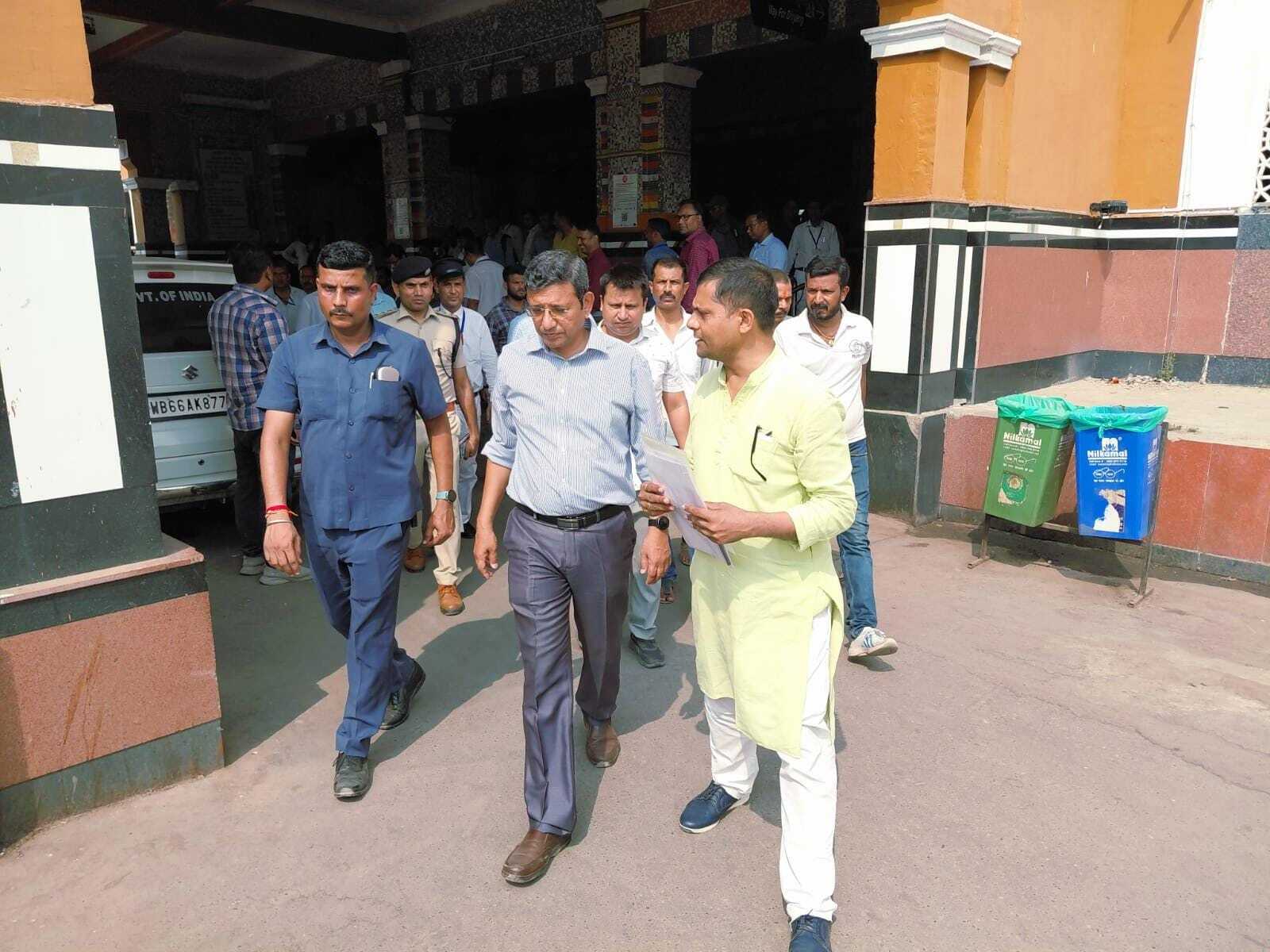 राजद बुद्धिजीवी प्रकोष्ठ ने नौ सूत्री मांग को लेकर डीआरएम को सौंपा ज्ञापन