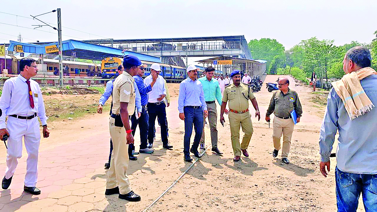 Rourkela News: जीएम ने राउरकेला स्टेशन के पास रेलवे की जमीन पर अतिक्रमण का लिया जायजा