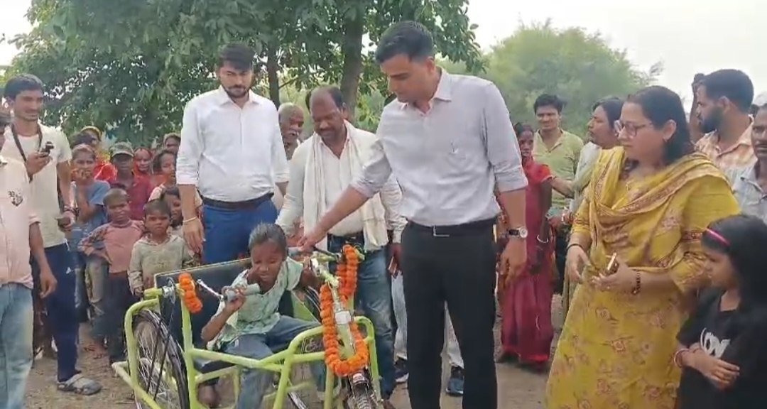 डीएम ने 12 घंटे में दिव्यांग बच्ची को उपलब्ध कराया ट्राई साइकिल