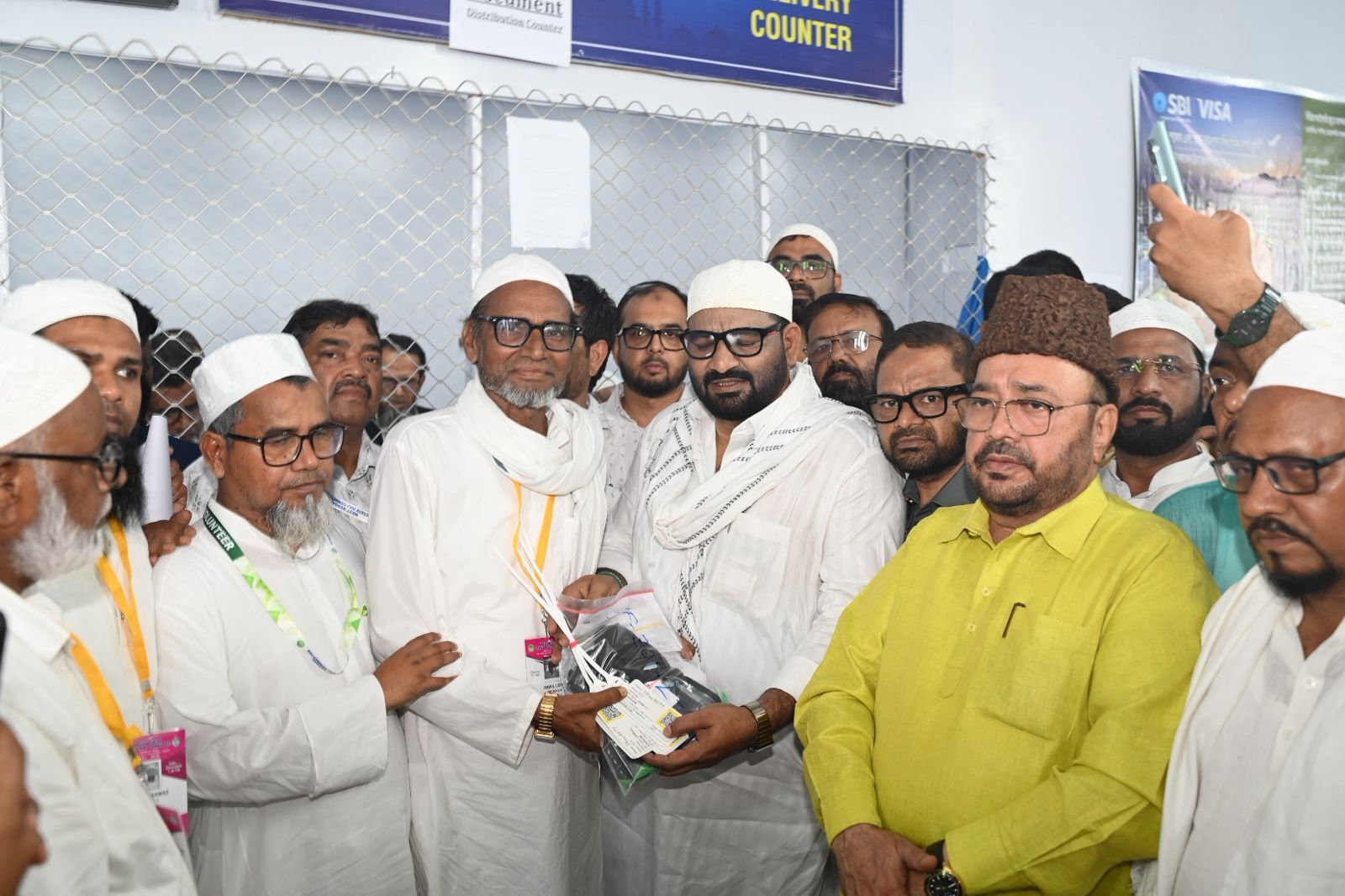 कोलकाता हज हाउस से हज यात्रियों को मंत्री ने किया रवाना