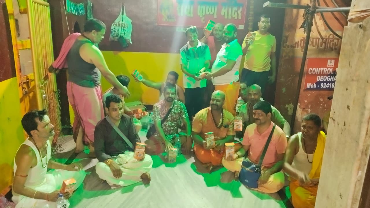 अक्षय तृतीया00 बाबा बैद्यनाथ वेलफेयर सोसाइटी ने बांटे जूस-ग्लूकोज