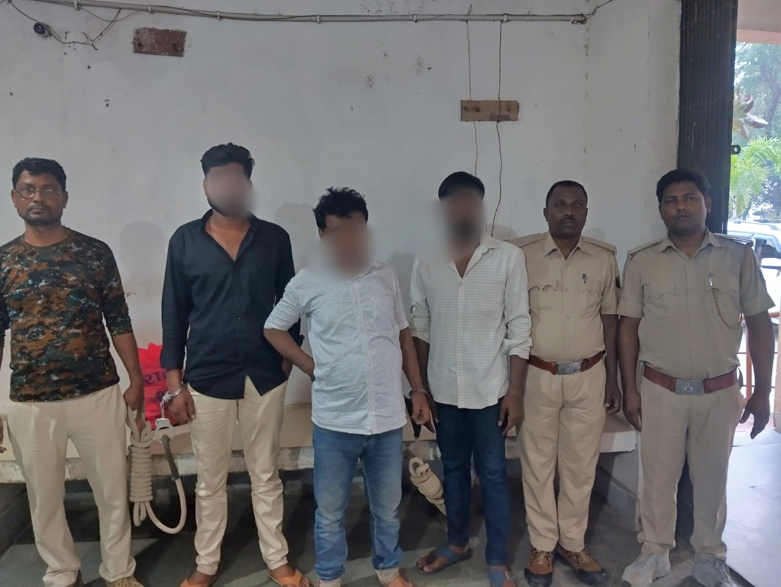 तीन अपराधी दो हथियार व चार कारतूस के साथ गिरफ्तार