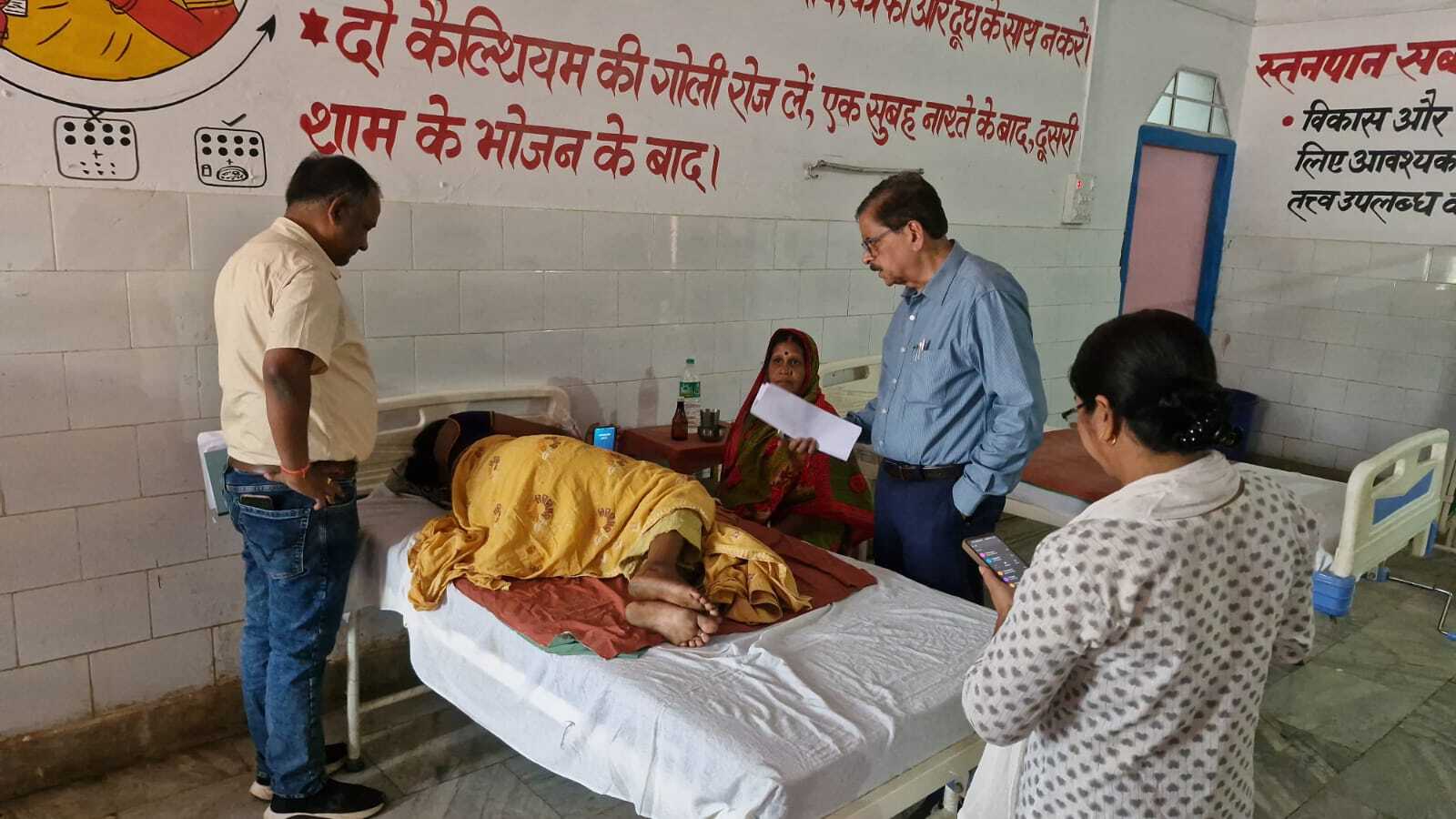 अस्पताल में गंदगी पर भड़के सिविल सर्जन, कर्मियों को लगायी कड़ी फटकार