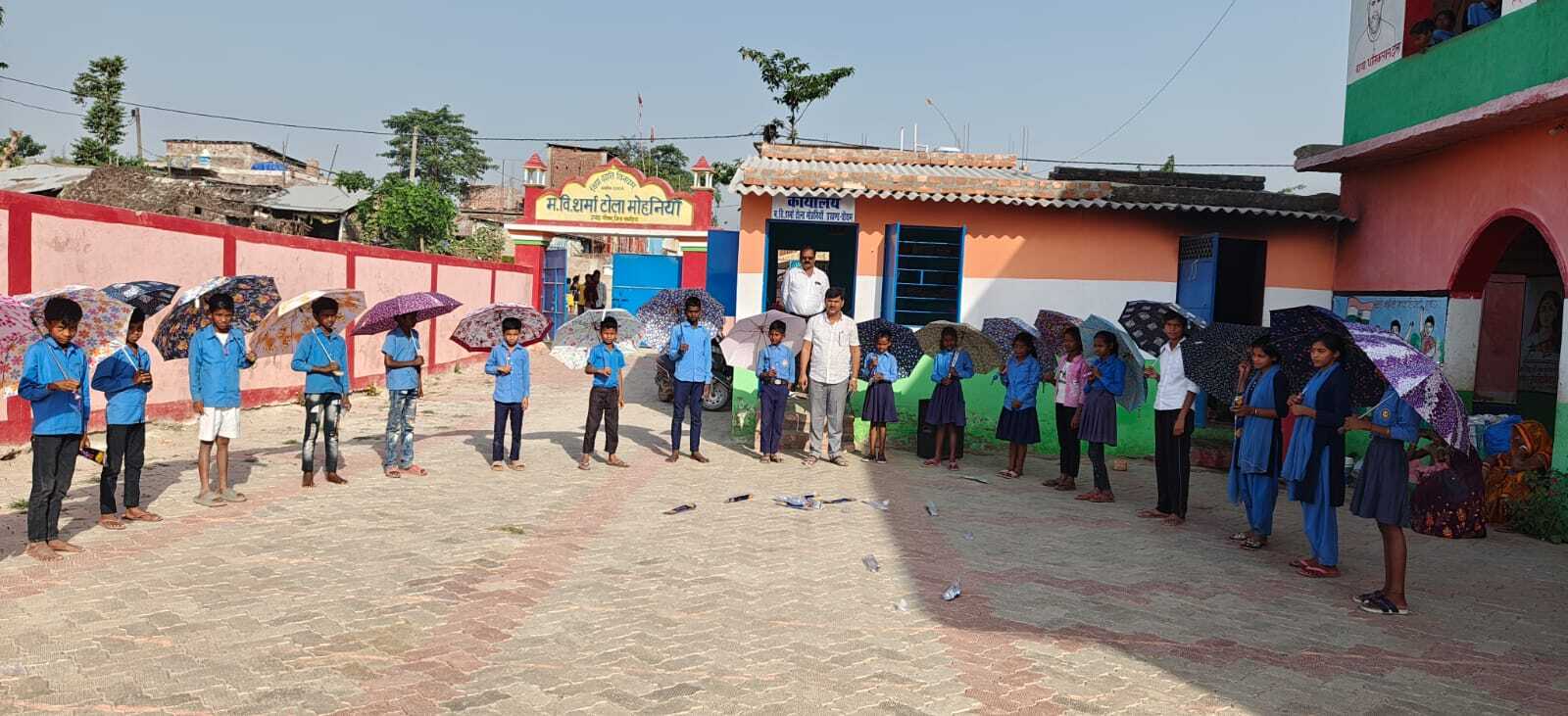 भीषण गर्मी में हेडमास्टर ने बच्चों के बीच छाता बांटकर दिखाई मानवता