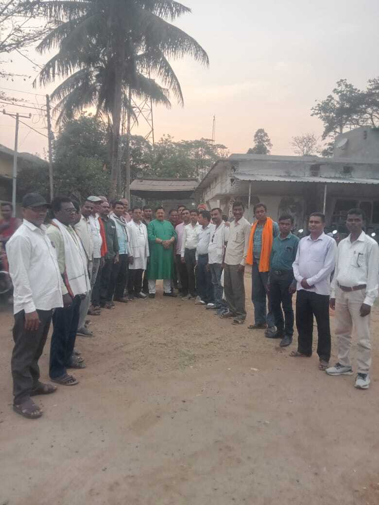 Deoghar news : विधायक चुन्ना सिंह के आवास का घेराव कर सहायक अध्यापकों ने किया धरना- प्रदर्शन