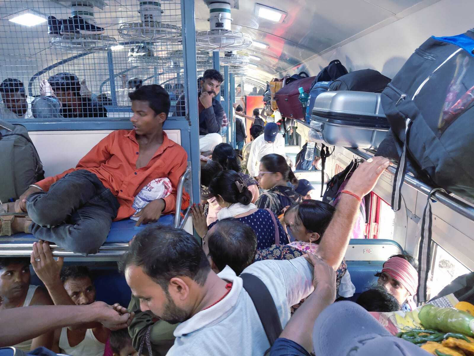 भेड़-बकरियों की तरह जनरल क्लास में यात्रा कर रहे रेलयात्री