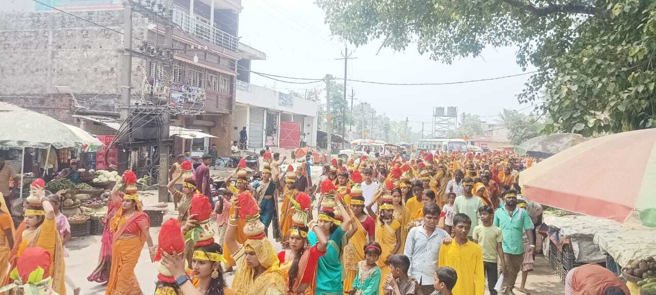 तीन दिवसीय 24 कुंडीय शक्ति संवर्धन गायत्री महायज्ञ के शुभारंभ को लेकर निकली कलश शोभा यात्रा