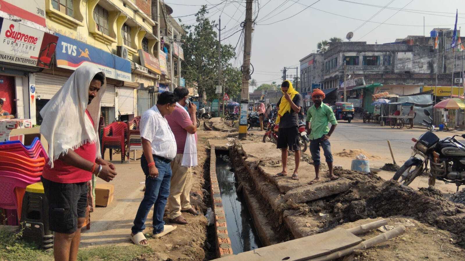 घटिया नाला निर्माण पर फूटा वार्डवासियों का गुस्सा, गुणवत्ता पर उठे सवाल