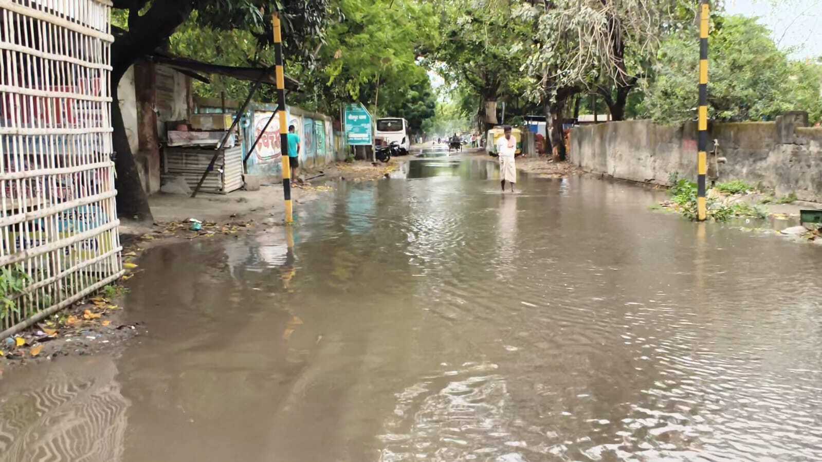 एक दिन की बारिश में ही सड़क हुआ जल मग्न, पैदल चलना भी हो रहा मुश्किल