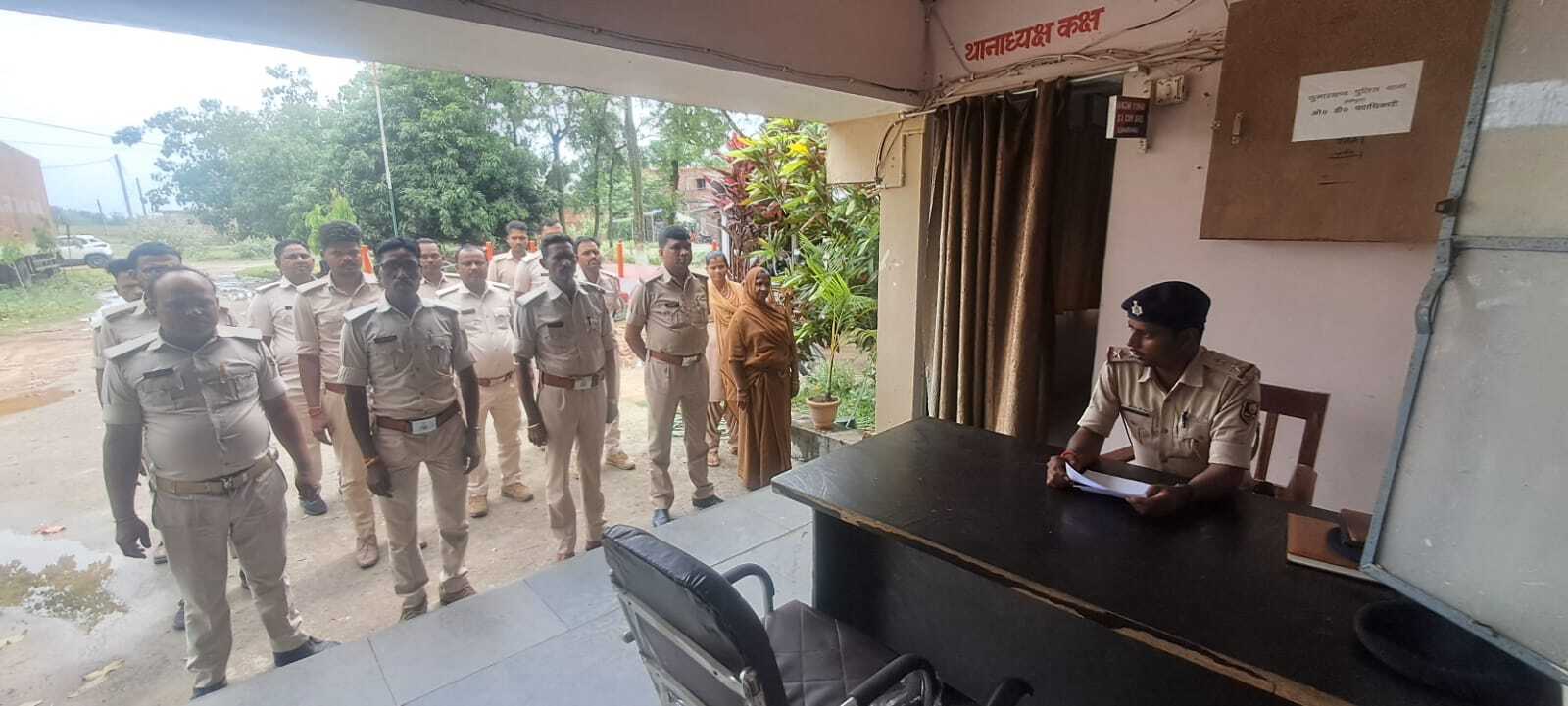 साप्ताहिक परेड में चौकसी बरतने का निर्देश