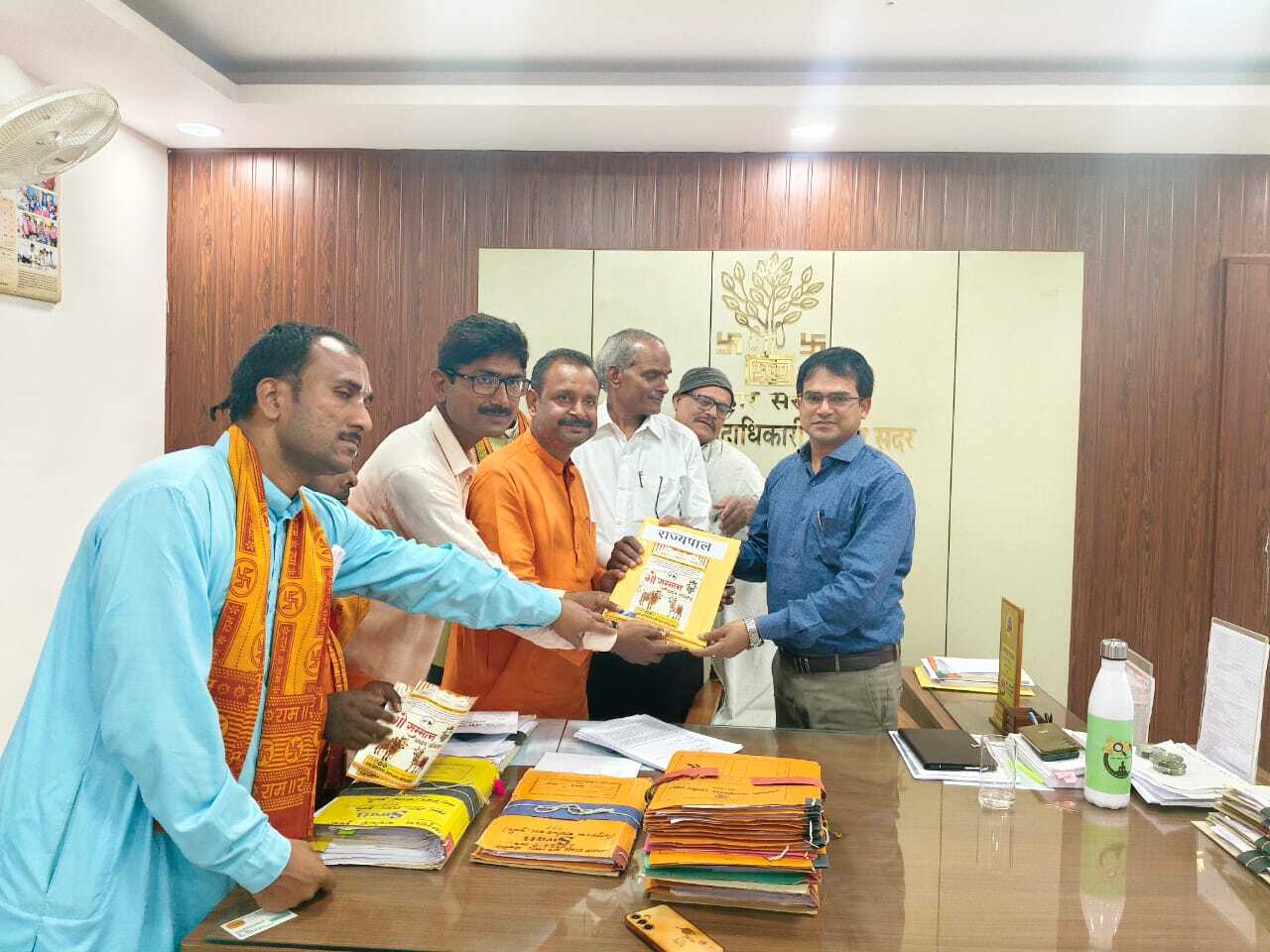 Supaul सुपौल में ‘गौ सम्मान अभियान’ की गूंज : आठ सूत्री मांगों को लेकर पदयात्रा, एसडीओ को सौंपा गया ज्ञापन