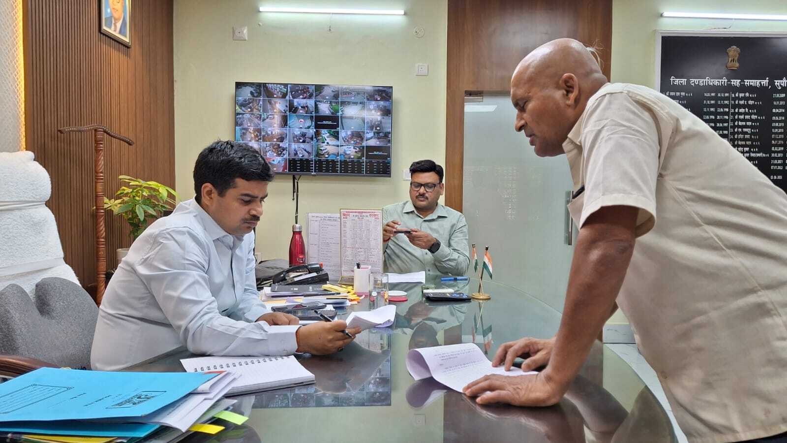 जनता दरबार में 10 आवेदन मिले, त्वरित कार्रवाई के निर्देश