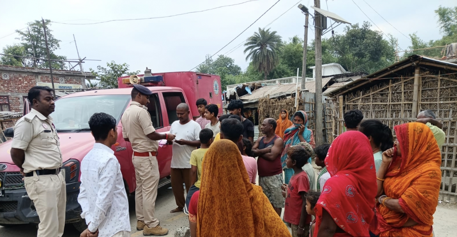 Madhepura News : झुग्गी-झोपड़ियों में अग्नि सुरक्षा को लेकर चला विशेष अभियान, लोगों को किया जागरूक
