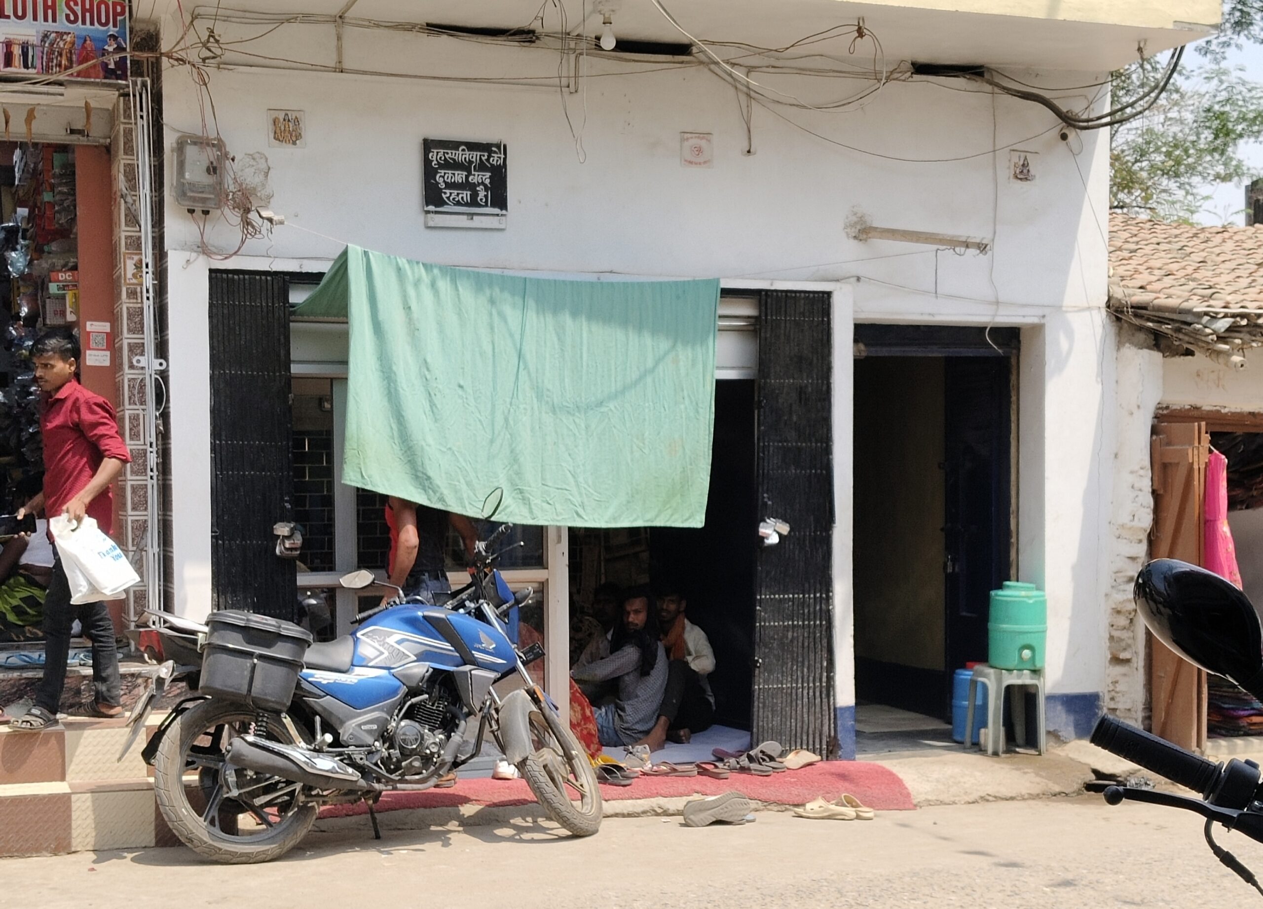 गुरुआ बाजार में दिनदहाड़े लाखों का आभूषण छीना, नाबालिग पकड़ाया