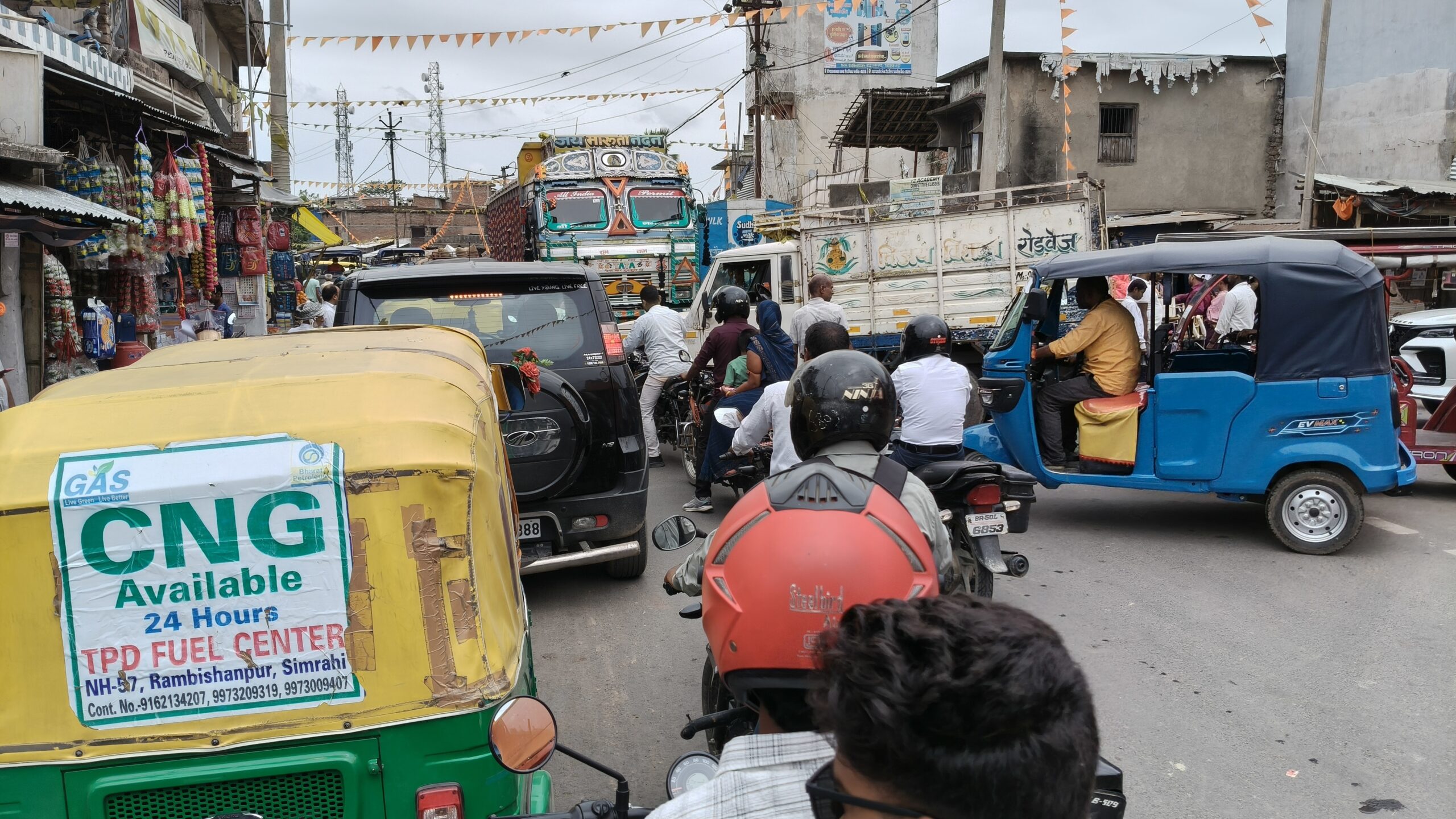 यातायात नियमों का नहीं हो रहा पालन, हर दिन शहर में लगता है जाम