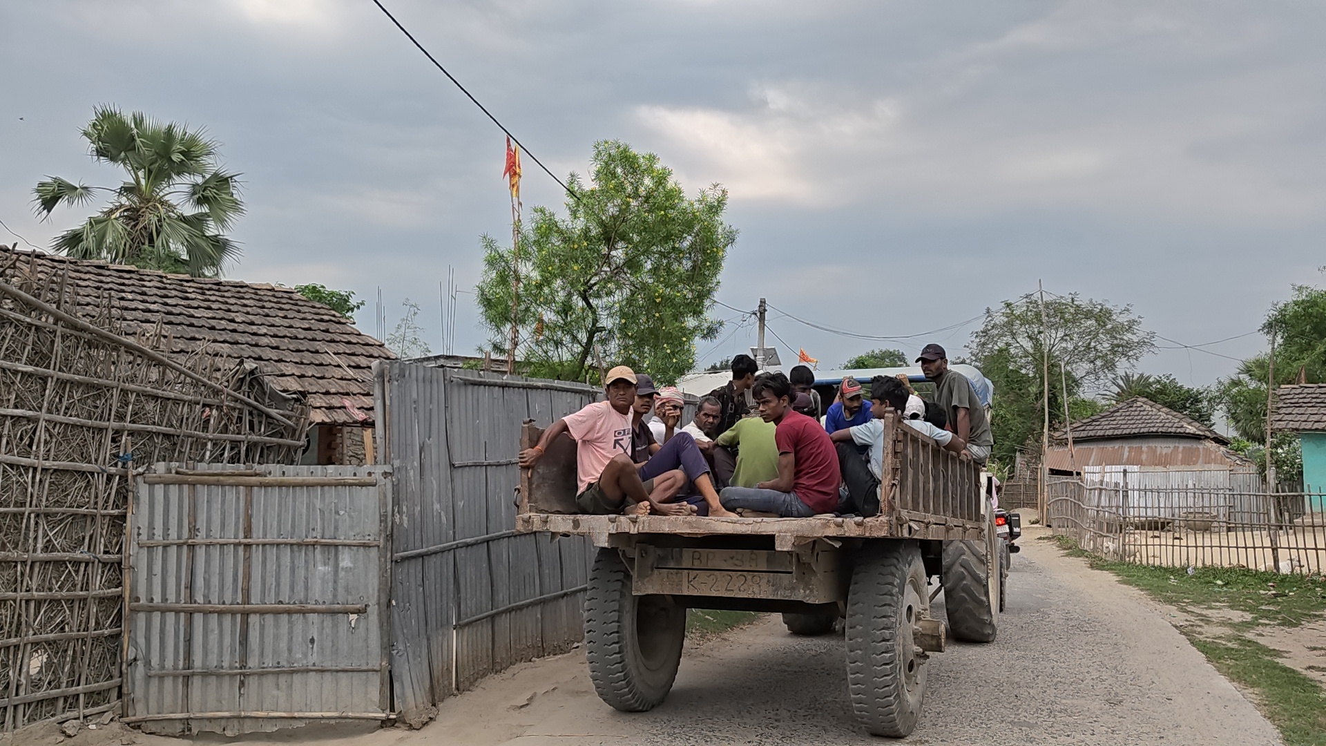 पिकअप वैन व ट्राली में भेड़ बकरियों की तरह ढोये जा रहे मजदूरो