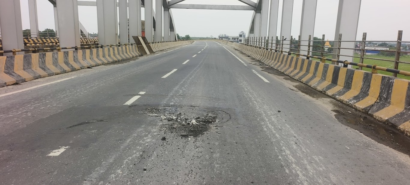 एनएच-327 ई के ठाकुरगंज आरओबी पर सड़क क्षतिग्रस्त, मरम्मत की जरूरत